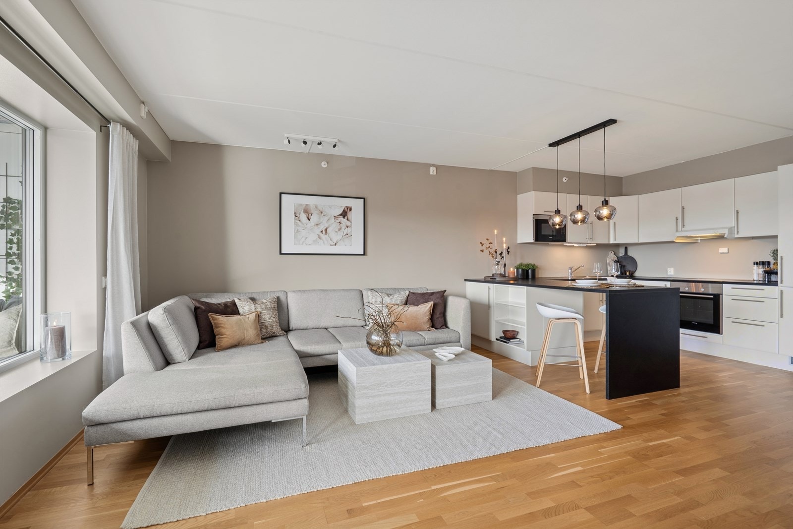 Leiligheten har en meget luftig åpen stue- og kjøkkenløsning på hele 35,8m². Galleribilde