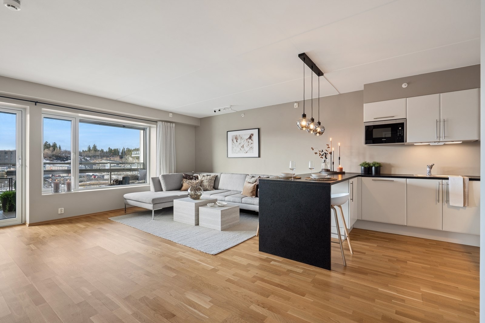 Dette er en meget stor og innholdsrik 2-roms fra 2013 | Velholdt | Vestvendt innglasset balkong på 22m² | Vaskerom | P-kjeller Galleribilde