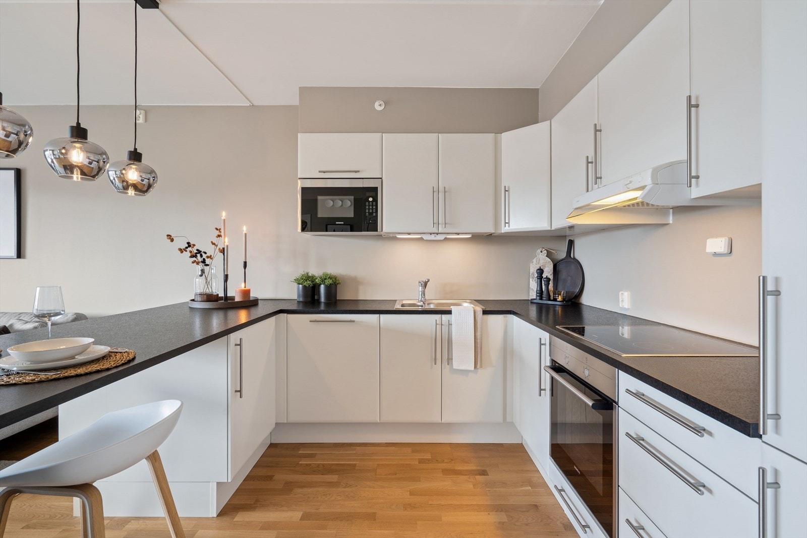 Velholdt og pent kjøkken med rikelig benk- og skapplass. Galleribilde