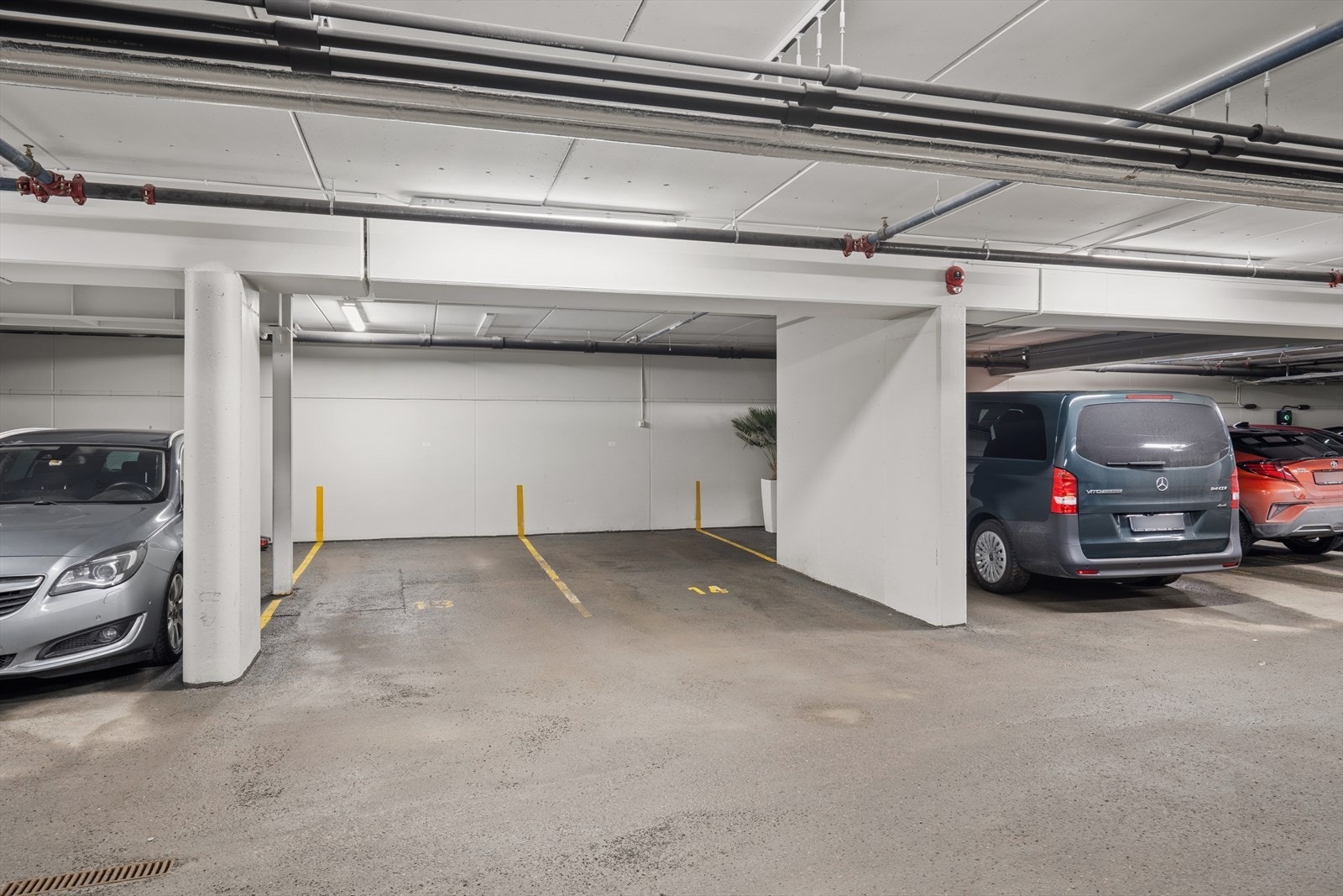 Med leiligheten medfølger det en parkeringsplass i oppvarmet p-kjeller. Det er også mulighet å etablere ladepunkt for el-billader. Det er p-plass 14 som tilhører leiligheten. Galleribilde