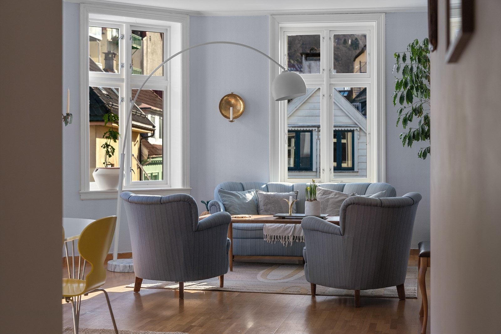 Store vindusflater slipper inn rikelig med lys med utsikt over pittoresk bymiljø og Fløyen. Galleribilde