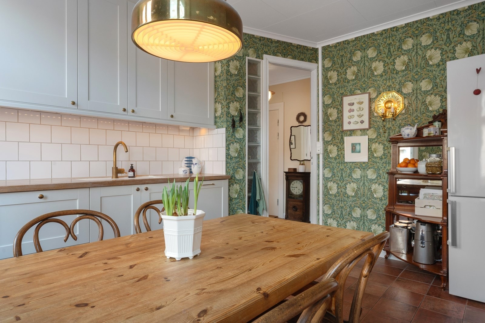 Leilighetens kjøkken er romslig, ca. 16 m², og fremstår funksjonelt og pent utført. Galleribilde