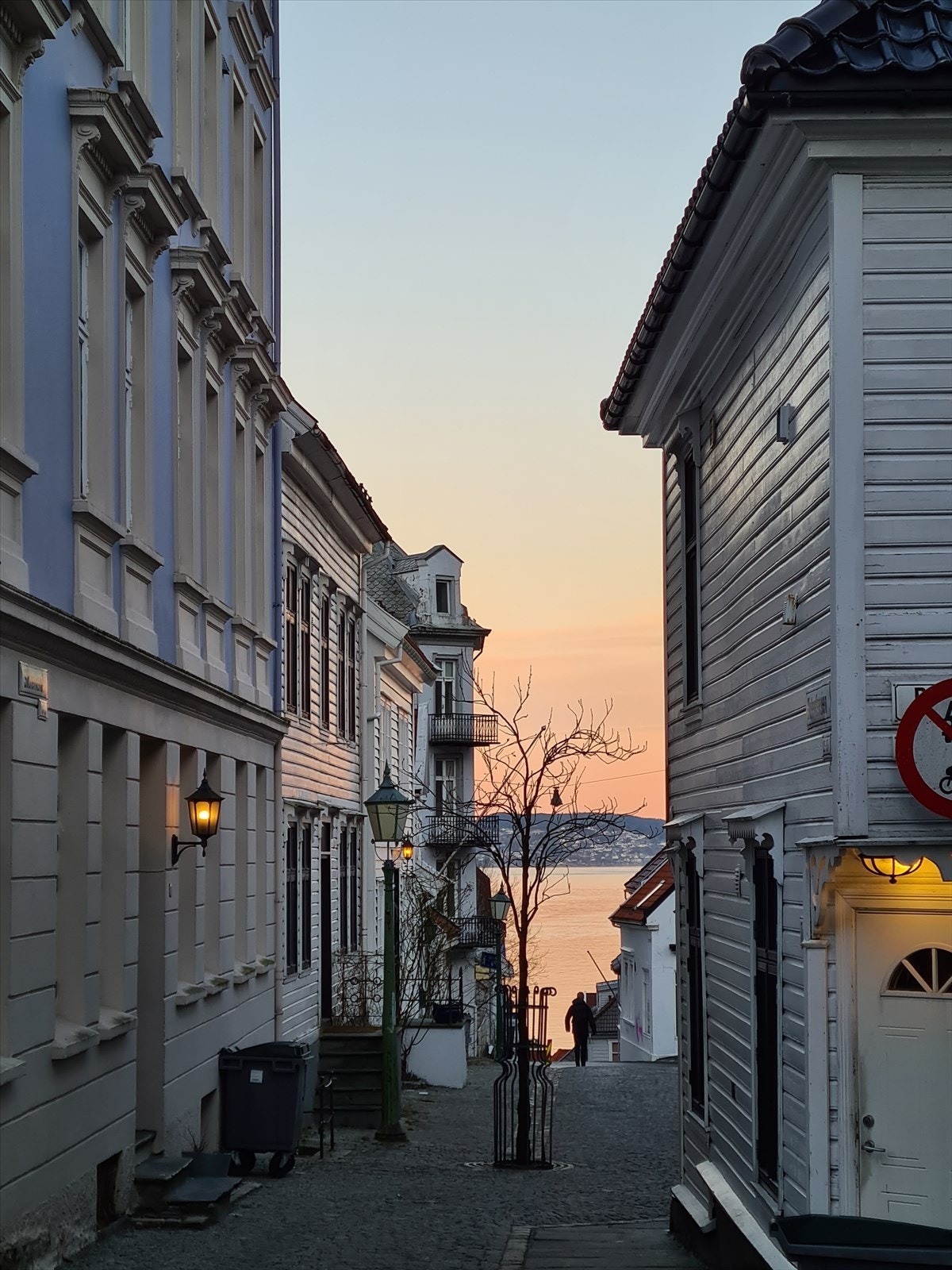 Sameiet har et innbydende inngangsparti med kveldssol og spektakulær solnedgang. Galleribilde