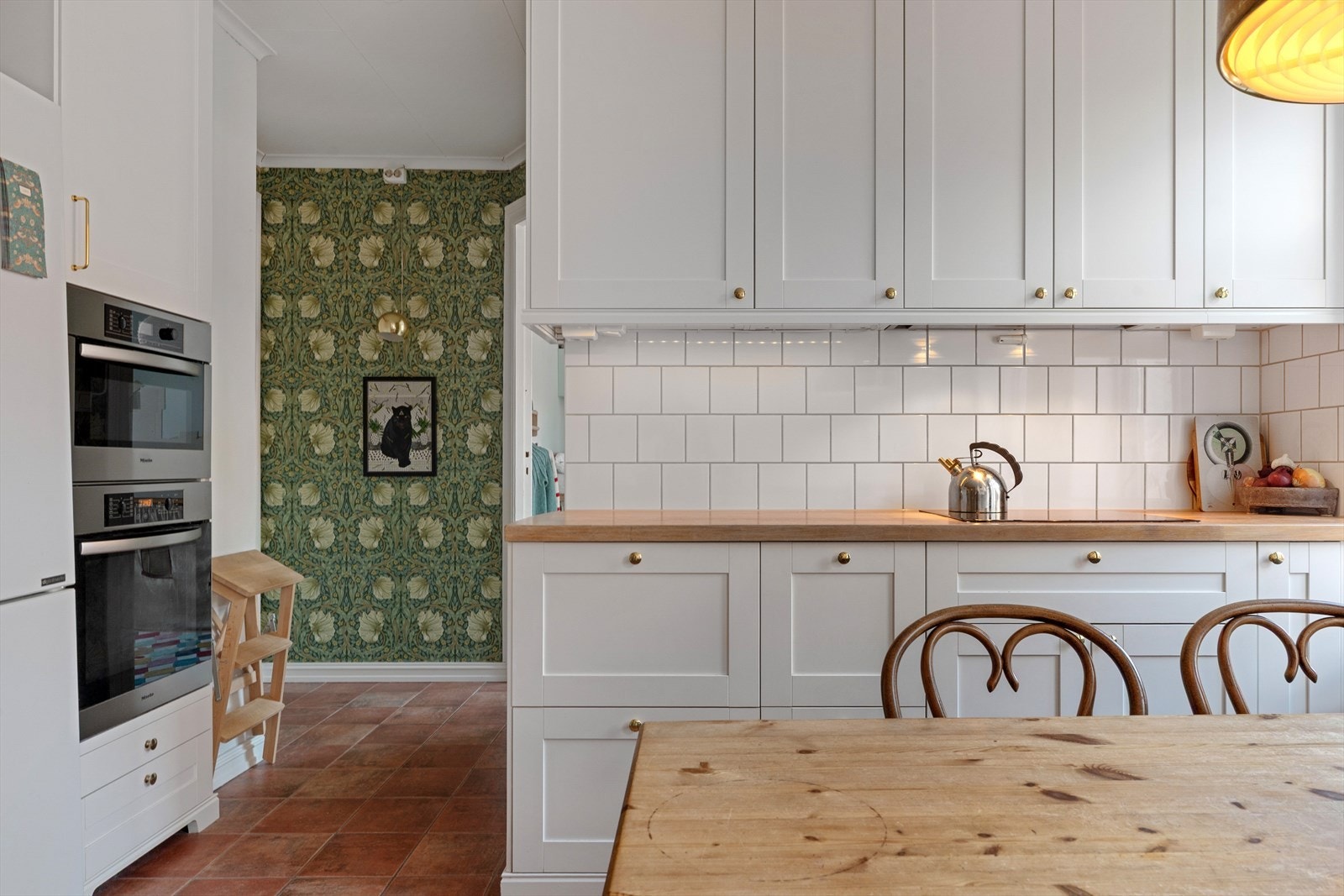 Kjøkkenet er utstyrt med integrerte hvitevarer (med unntak av kjøleskap), induksjonstopp samt waterguard/vannstopp. Galleribilde