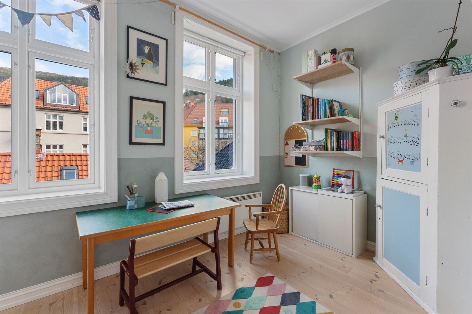 Rommet er ca. 10 m² og gir rikelig med plass til både seng og oppbevaring. Galleribilde