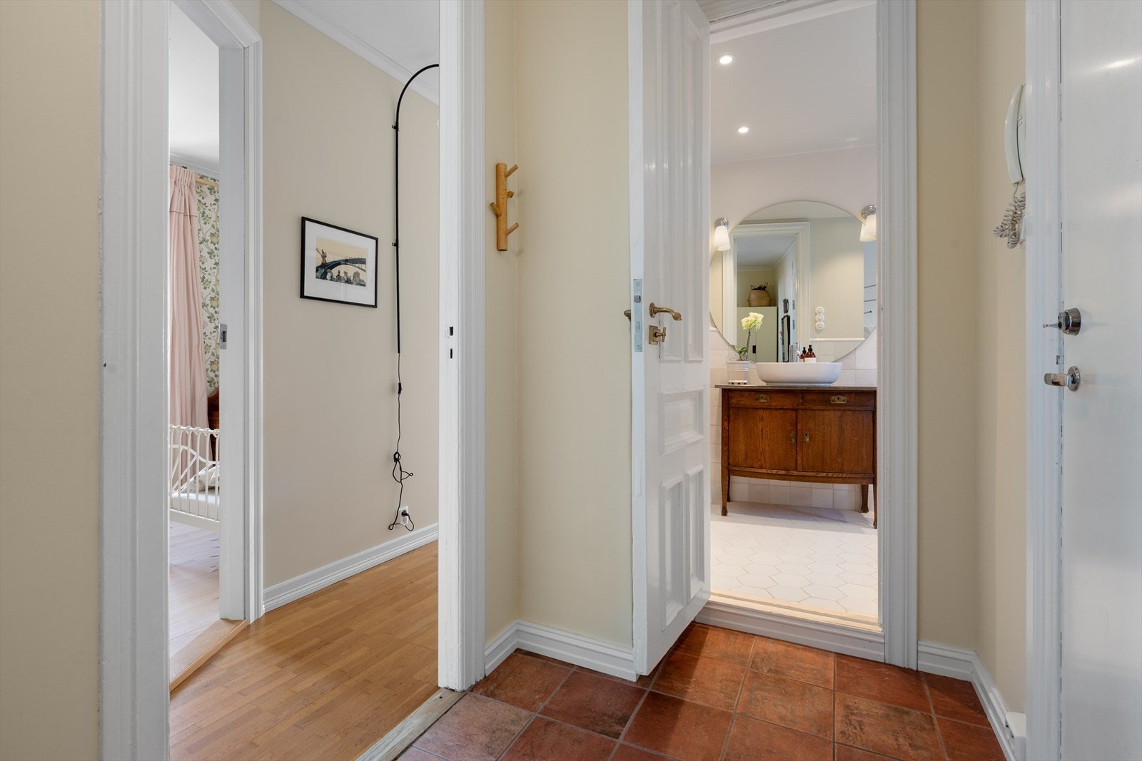 Fra entréen er det videre adkomst til et romslig bad. Galleribilde