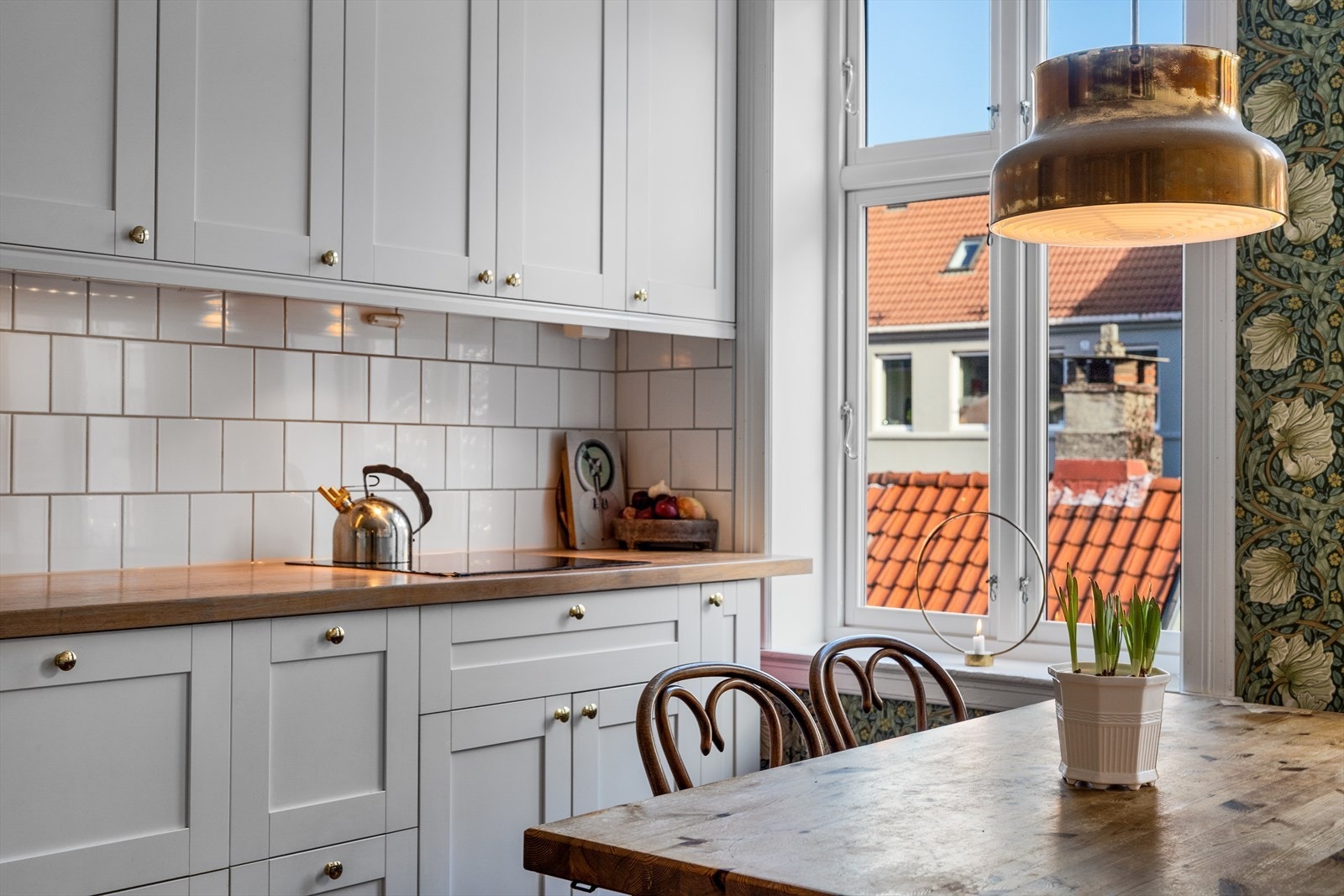 Med god belysning fra overskapene, som også kan dimmes for stemningsbelysning. Galleribilde