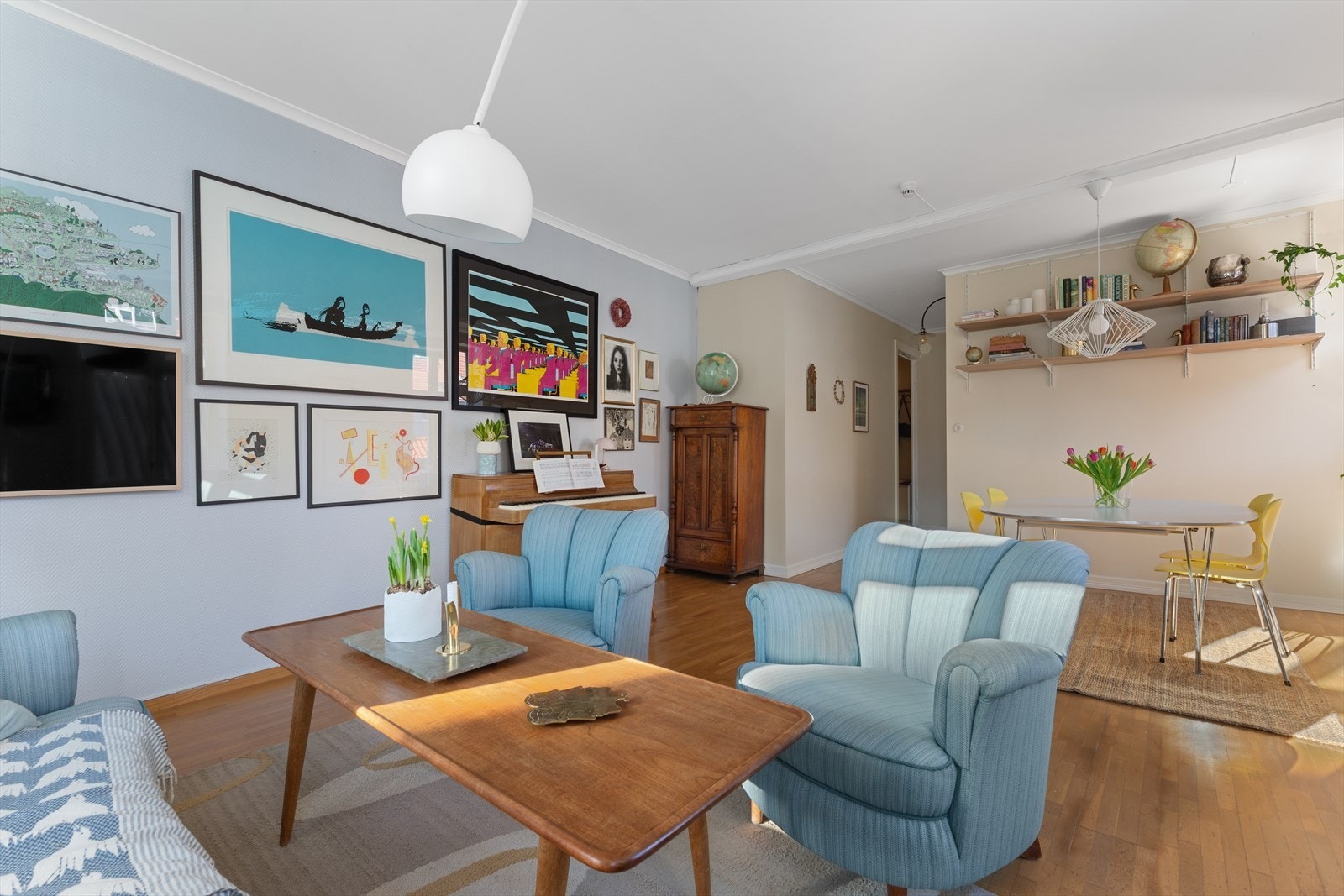 Den romslige stuen på ca. 30 m² gir gode møbleringsmuligheter med plass til både spisegruppe og sofagruppe. Galleribilde