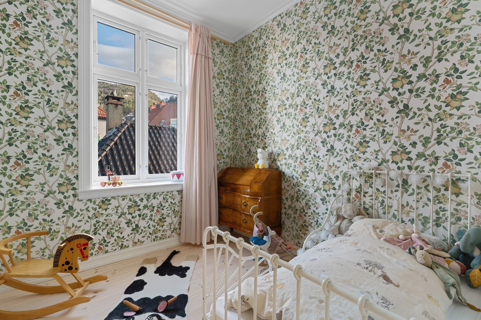 Det store vinduet slipper inn rikelig med naturlig lys. Galleribilde