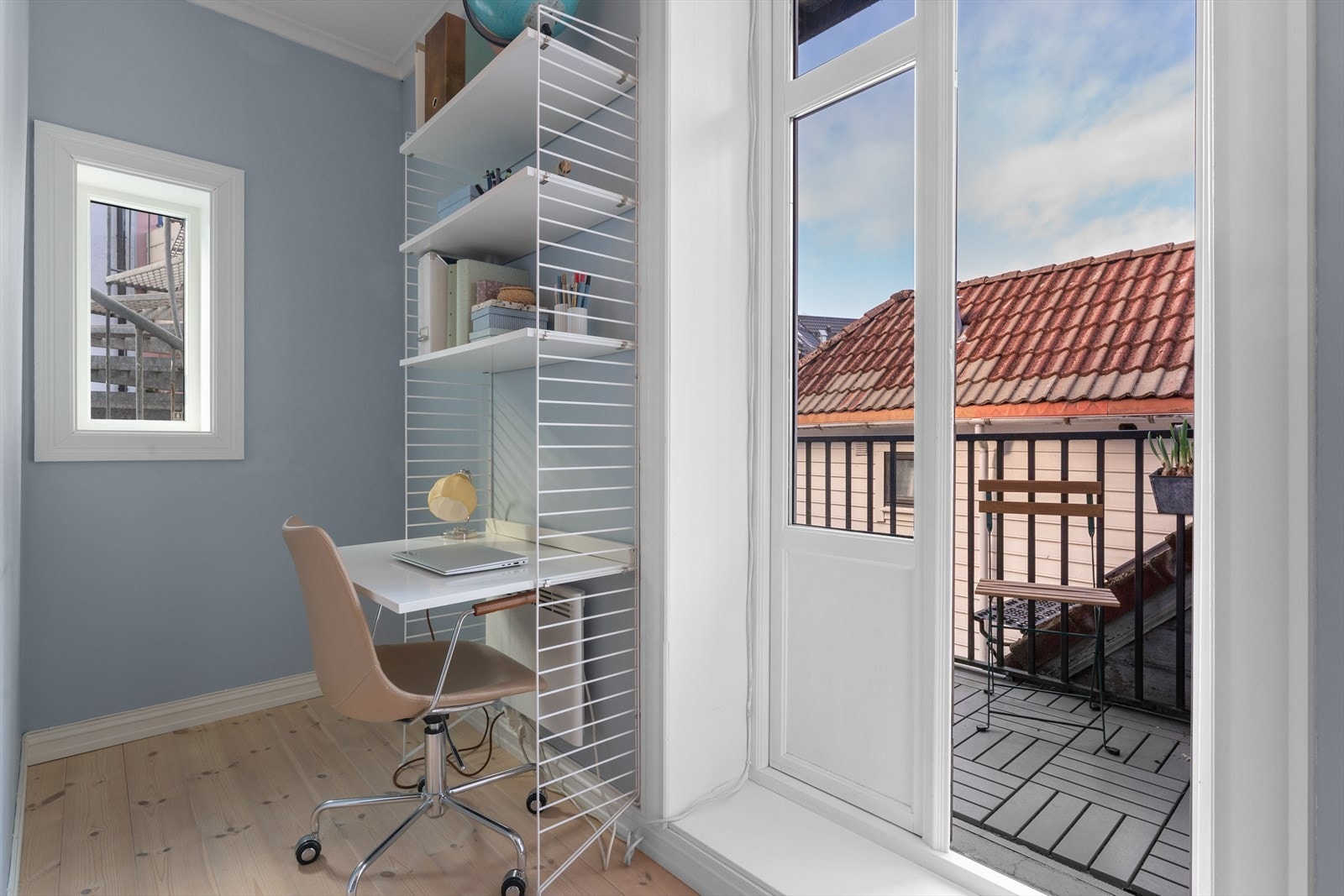 Store vindusflater og egen uteplass gjør hjemmekontoret ekstra hyggelig. Galleribilde