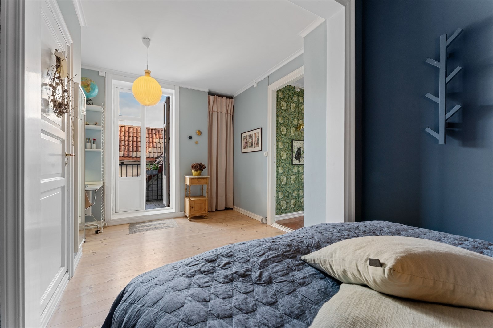 Soverommet har direkte utgang til egen balkong, som også fungerer som rømningsvei. Galleribilde