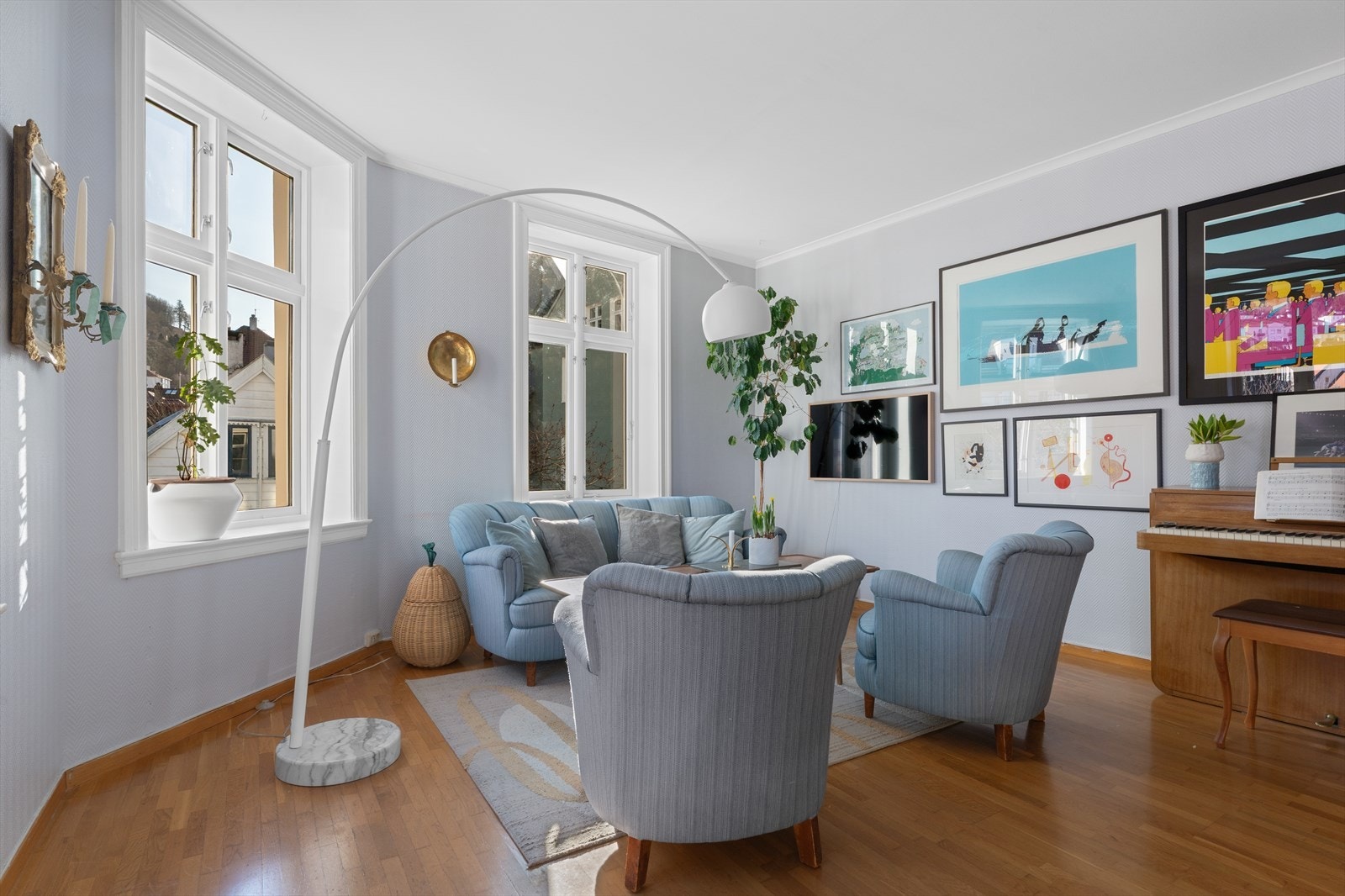 Stuen fremstår lys og trivelig, malt i delikate farger og med parkettgulv. Galleribilde