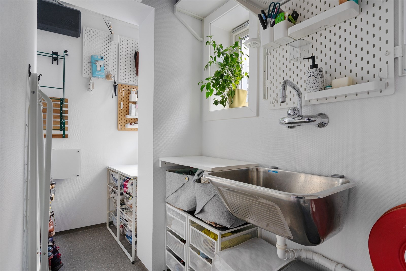 I tilknytning til hovedsoverommet er det etablert et praktisk vaskerom. Galleribilde