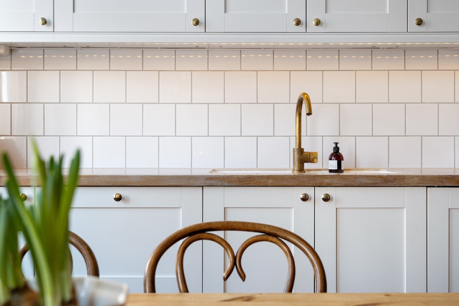 Kjøkkenet er utstyrt med kjøkkenarmatur i rå messing og nedfelt Blanco-vask i komposittmateriale. Kjøkkenet har også waterguard/vannstopp. Galleribilde