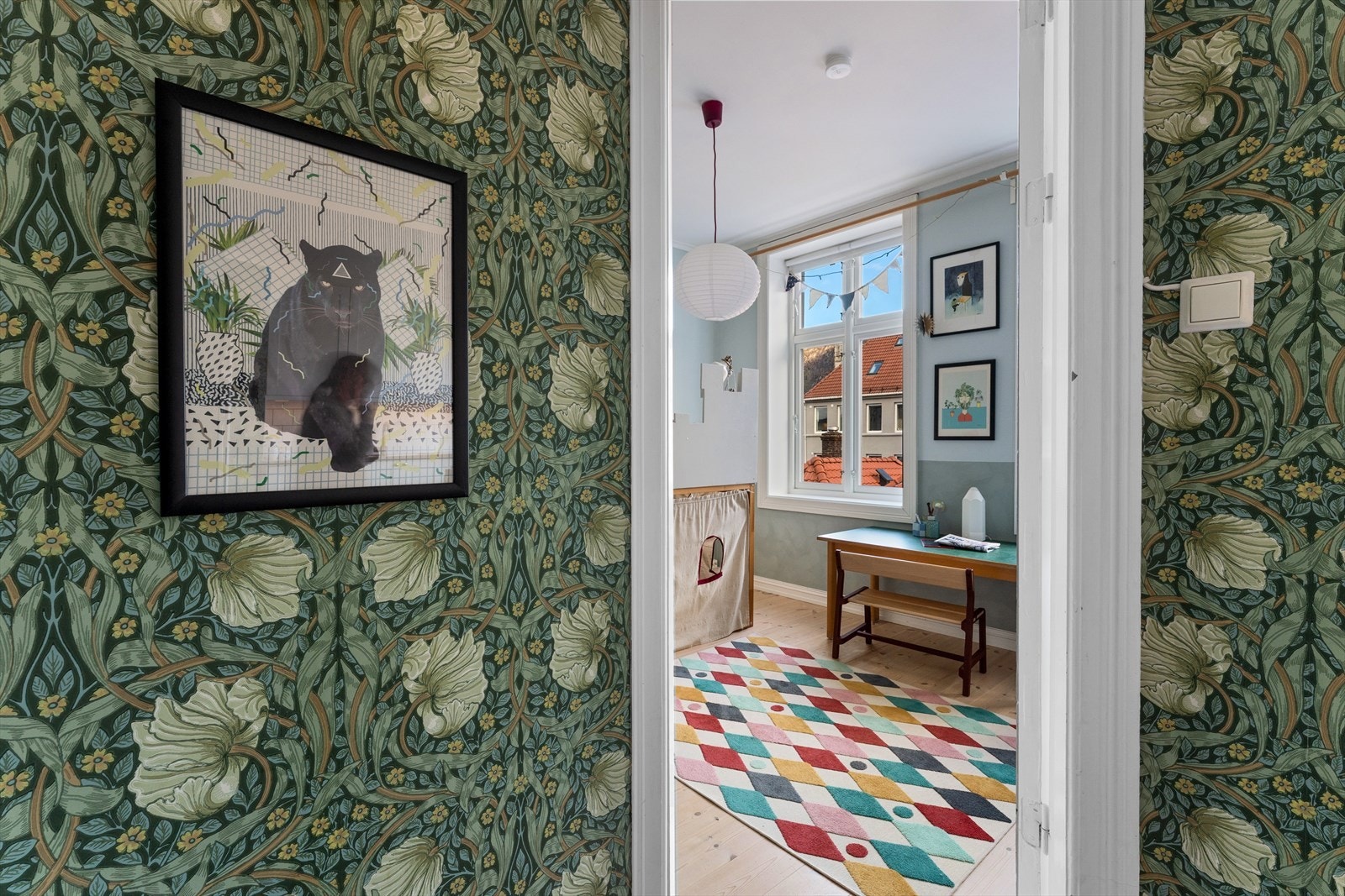 Videre fra gangen er det adkomst til leilighetens tredje soverom. Galleribilde