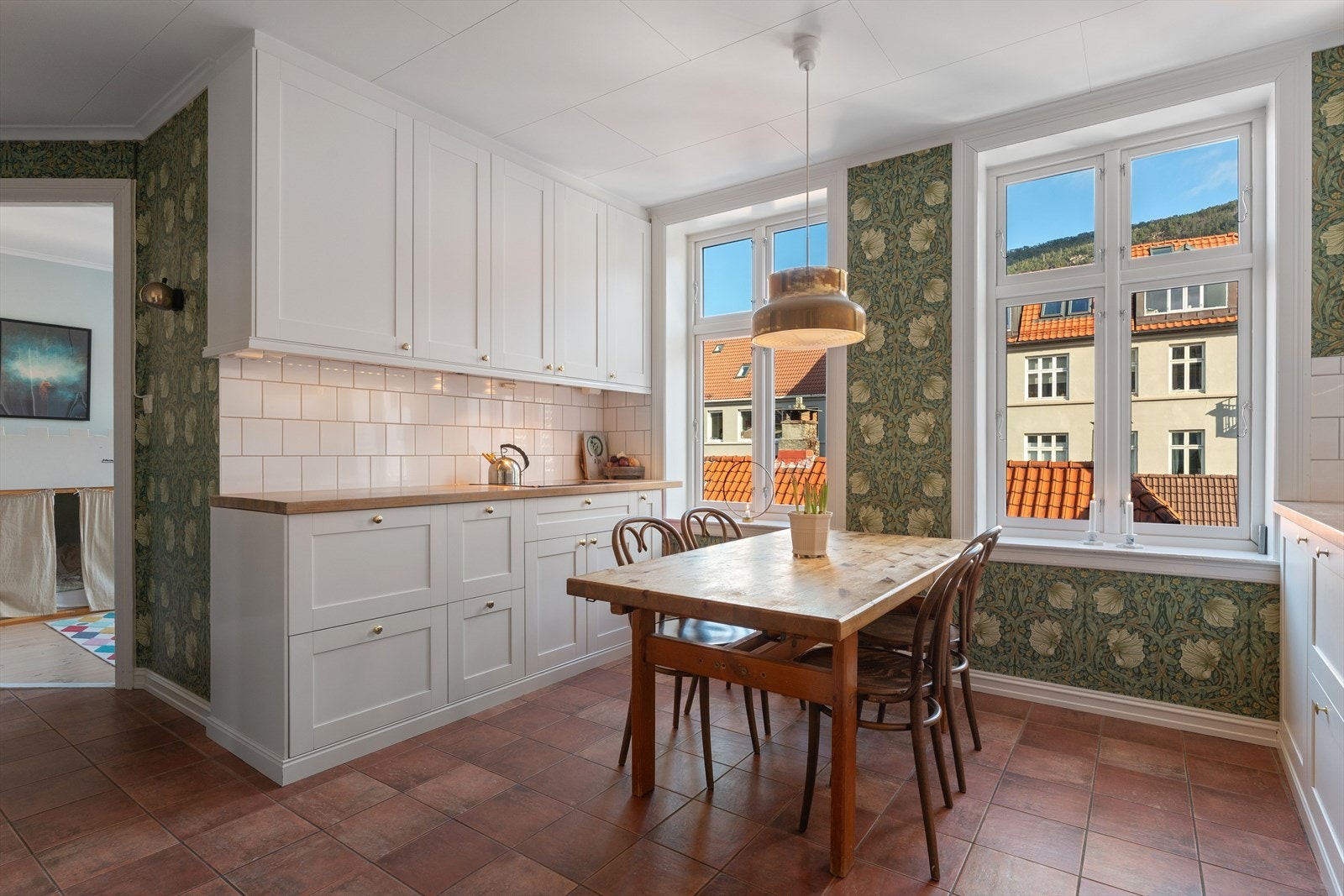 Det er rikelig med skap- og benkeplass. Galleribilde