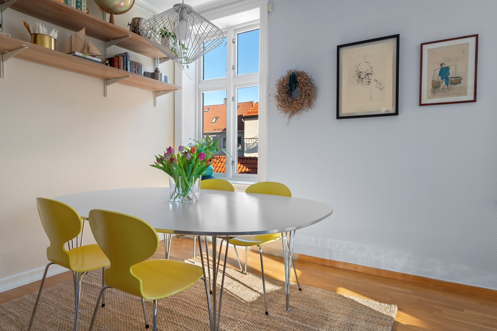 ... noe som gjør rommet velegnet til både hverdagsbruk og sosiale sammenkomster. Galleribilde