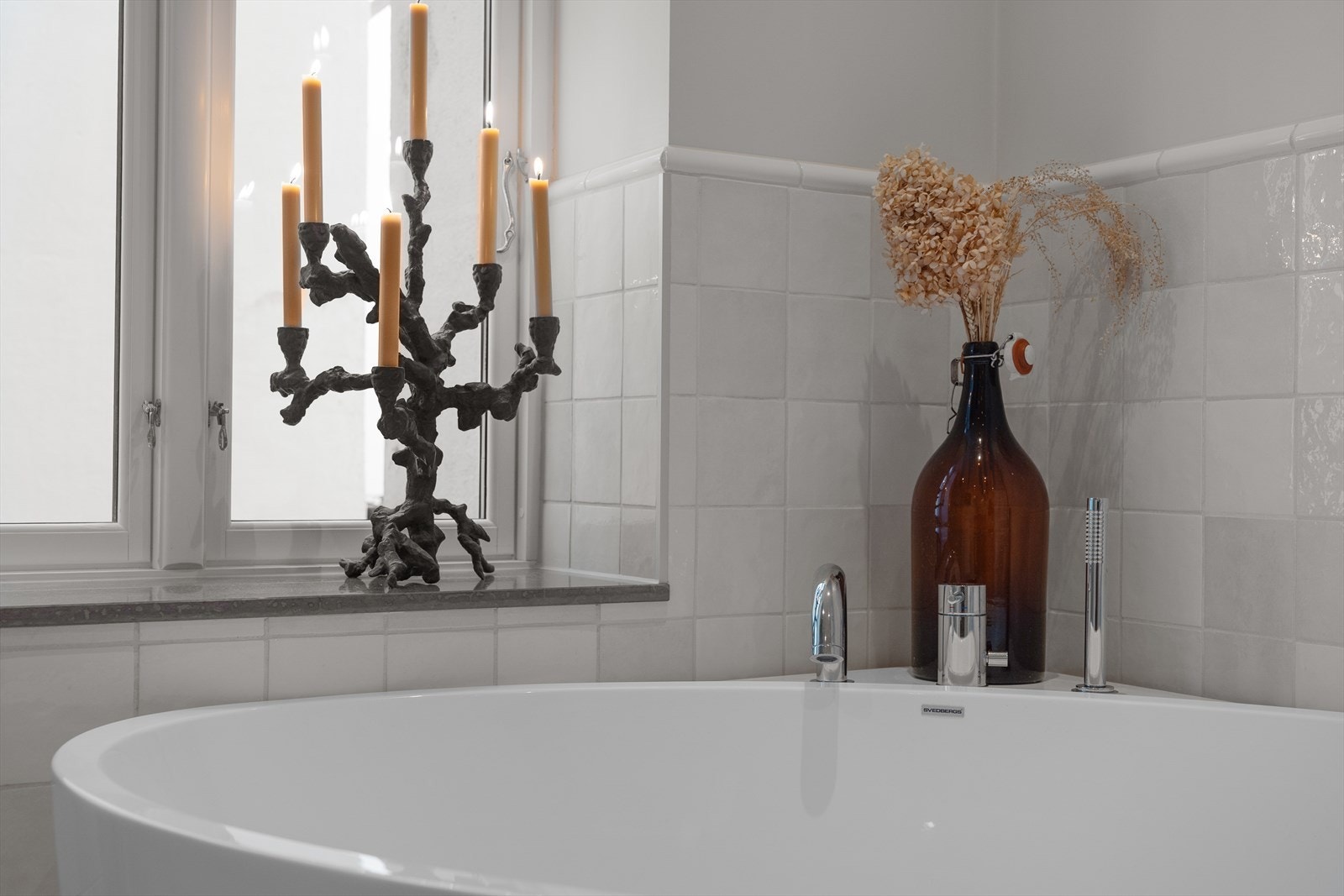 Vinduskarm i kalkstein fra Öland, samme materiale som på servantskapet. Galleribilde