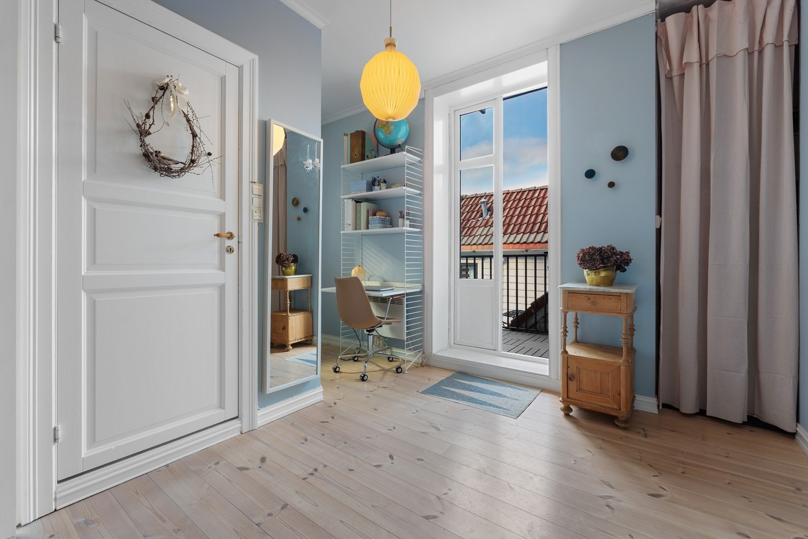 Rommet er malt i delikate farger og er innredet med hjemmekontor, walk-in-garderobe og direkte adkomst til bod/vaskerom. Galleribilde