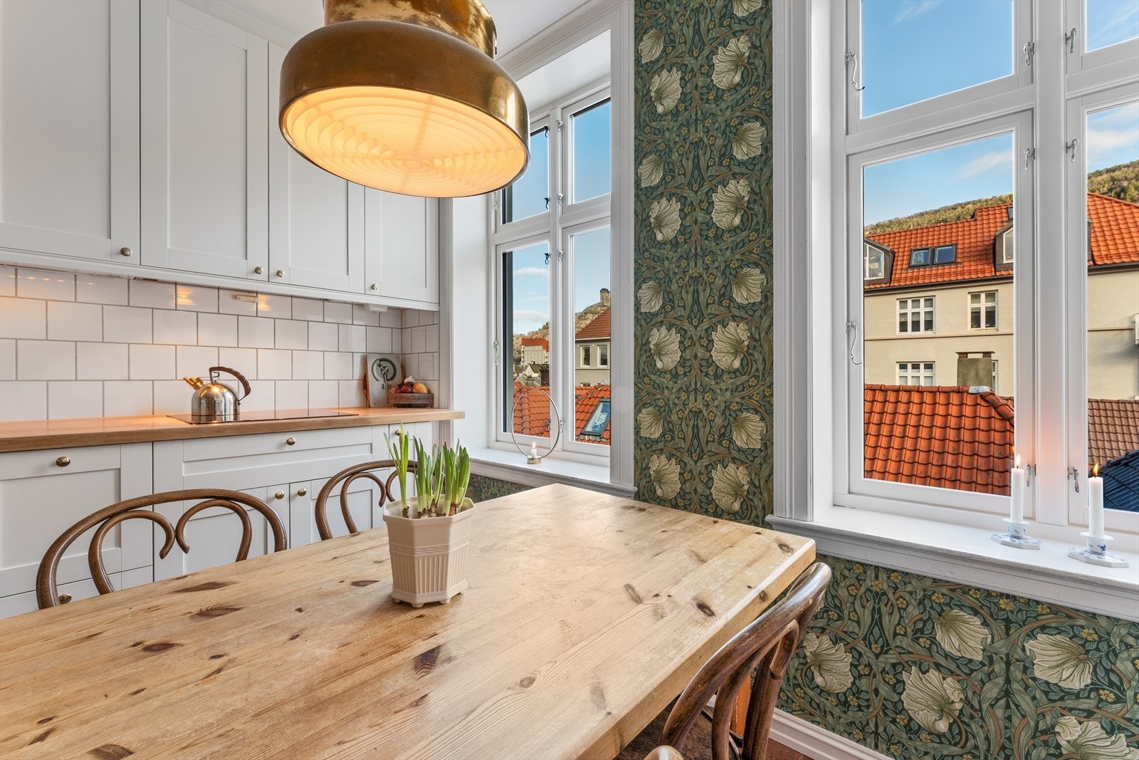 De store vindusflatene slipper inn rikelig med naturlig lys og bidrar til en lys og hyggelig atmosfære. Fra køkkenet har du også nydelig utsikt mot Stoltzekleiven. Galleribilde