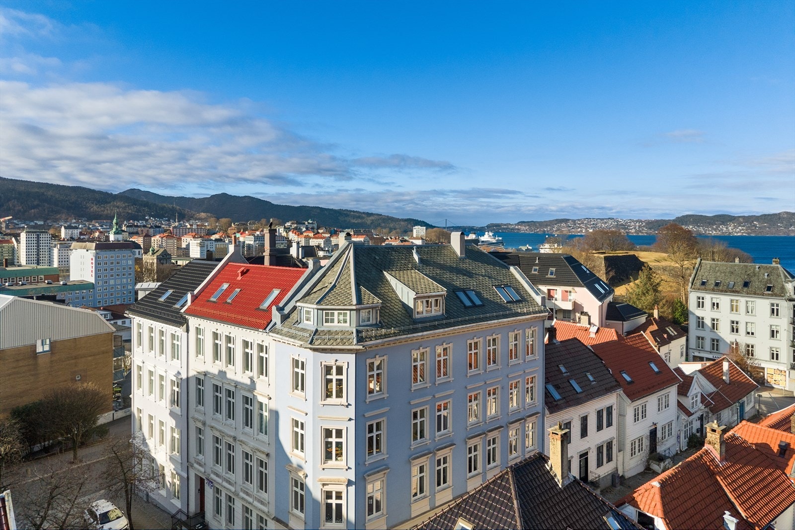 Attraktiv beliggenhet med kort vei til sentrum, sjø og flotte turområder. Galleribilde