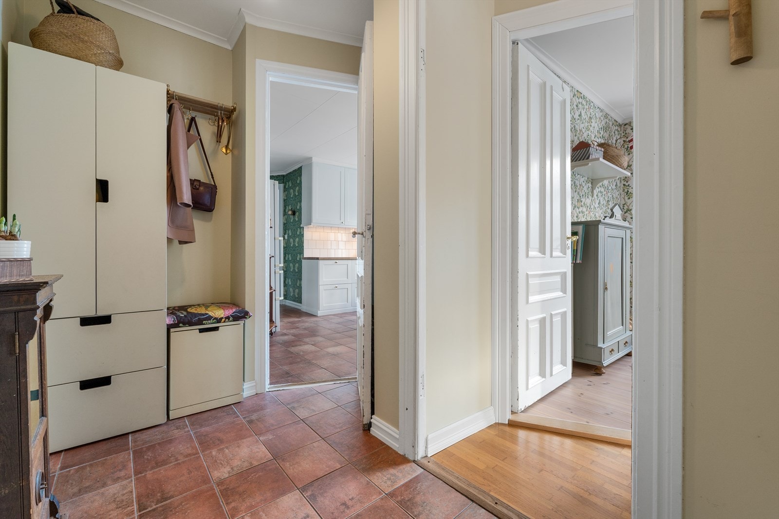 Fra kjøkkenet er det videre adkomst til entréen samt ett av leilighetens tre soverom. Galleribilde