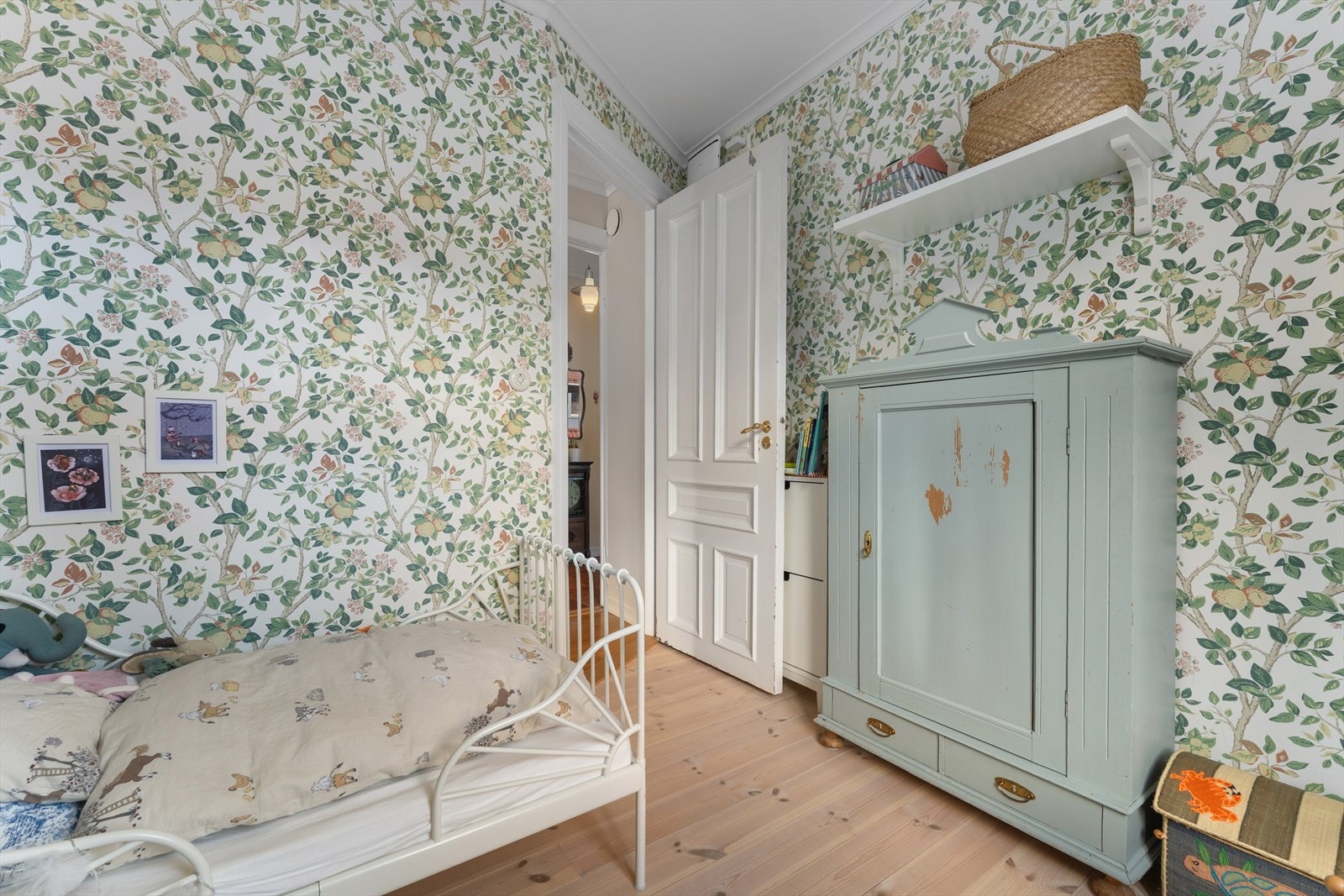 Soverommet har harmoniske fargevalg og gulv i furu. Galleribilde