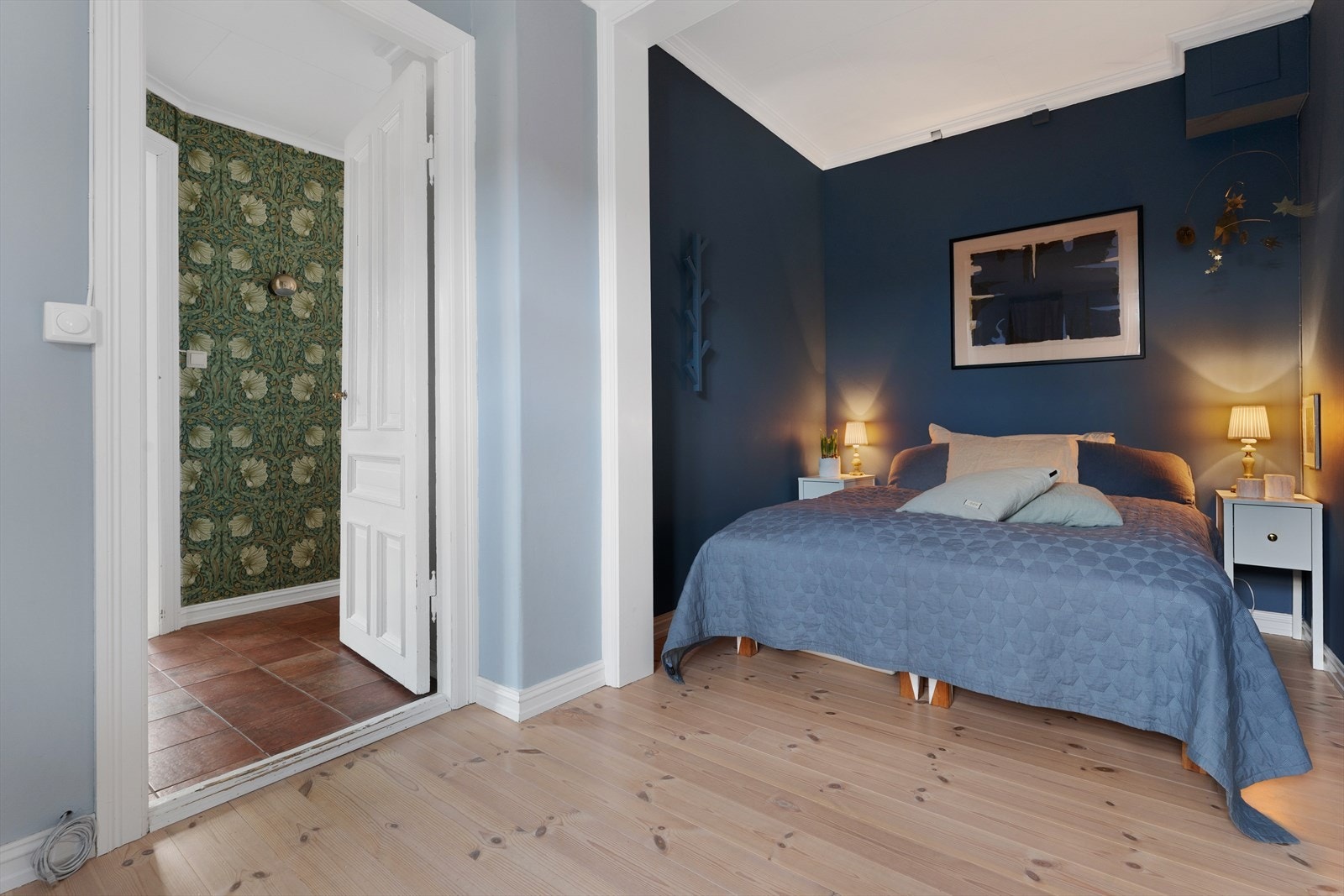 Leilighetens hovedsoverom er svært romslig og måler hele 17 m². Galleribilde