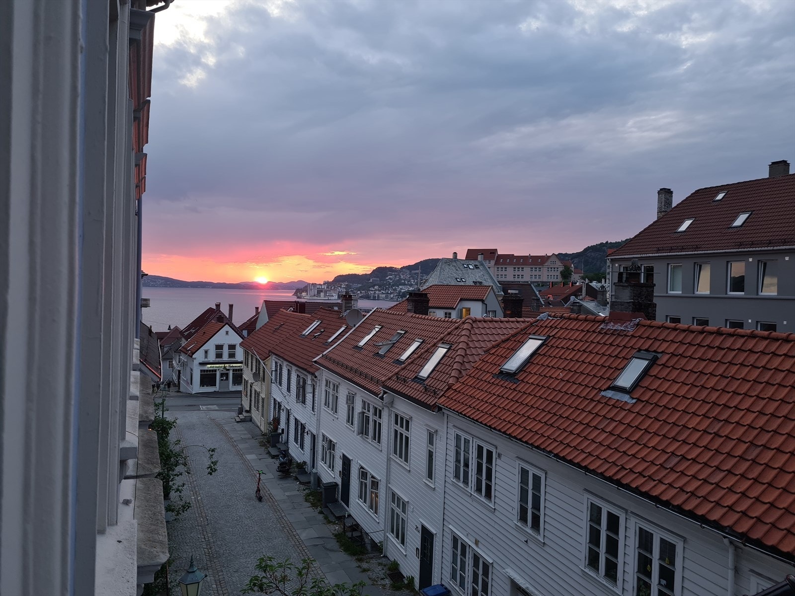 Åpner du vinduet ser man innseilingen til Bergen og byfjorden. Galleribilde