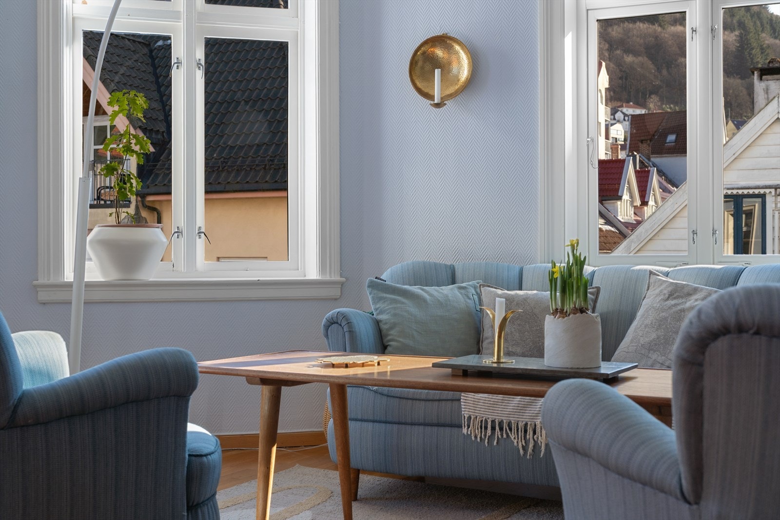 Store vindusflater og dype vinduskarmer fremhever leilighetens klassiske bygårdsarkitektur. Galleribilde