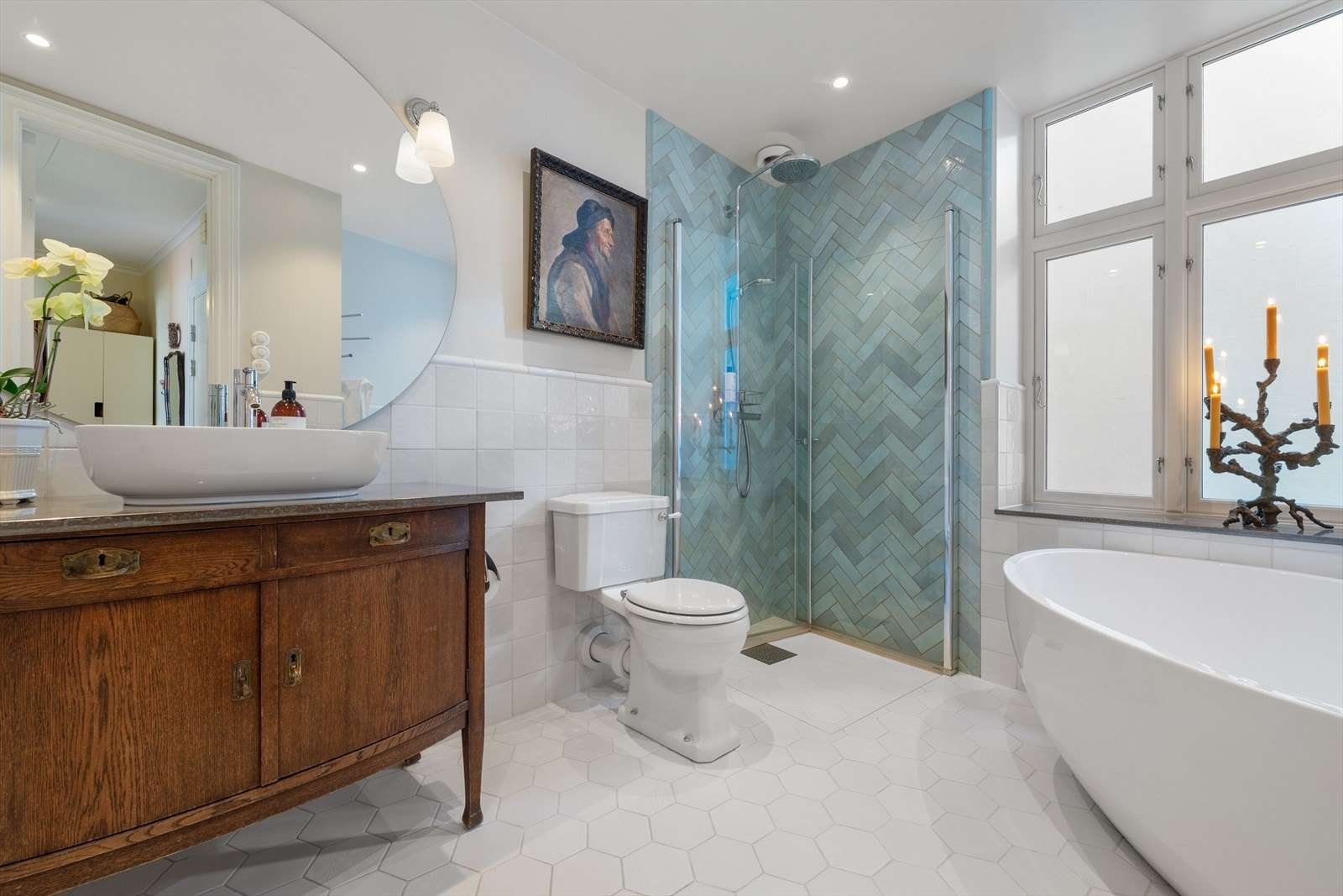 Badet er på ca. 7 m² og ble totalrenovert i 2021 med delikate fliser og fargevalg. Galleribilde