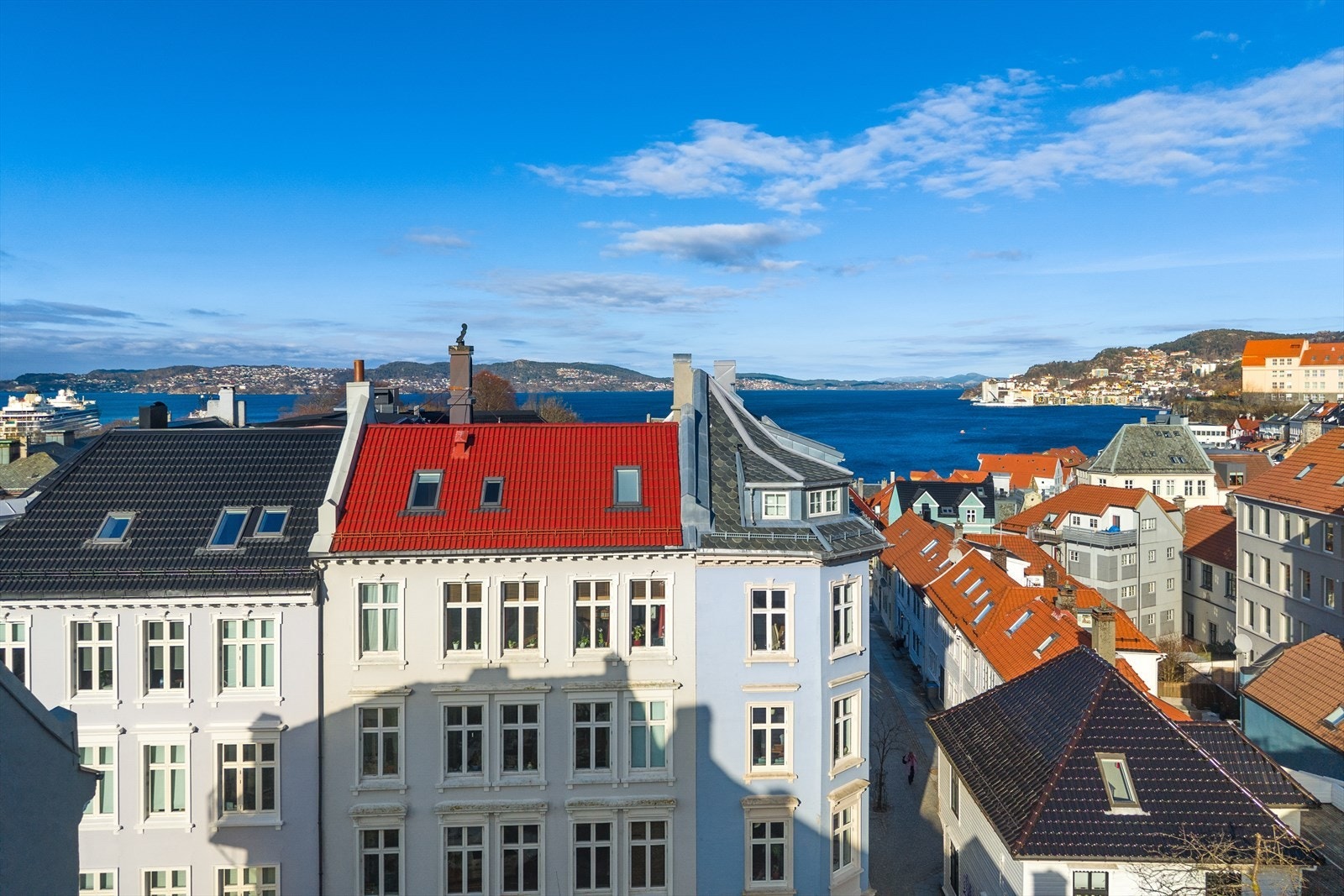 Velholdte fasader i klassiske og flotte omgivelser, med nytt skifertak fra 2021. Galleribilde