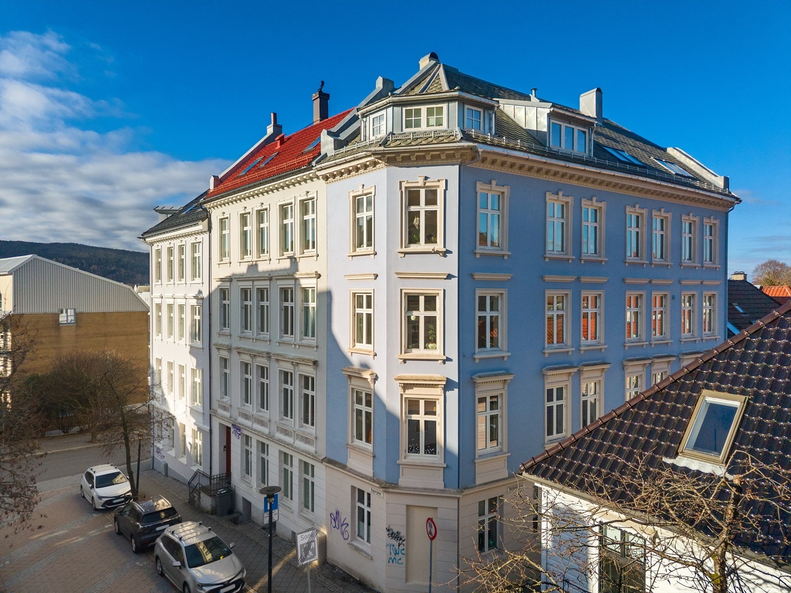 Leiligheten er plassert i en velholdt klassisk bygård med attraktiv beliggenhet i Skuteviken. Galleribilde