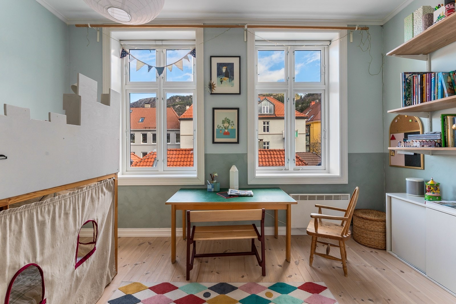 De store vinduene gir rikelig med lysinnslipp
. Galleribilde