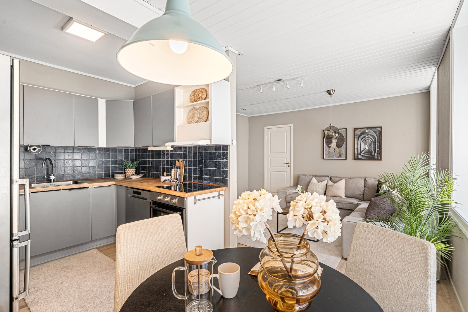 Det er god plass til et romslig kjøkkenbord på kjøkken. Galleribilde