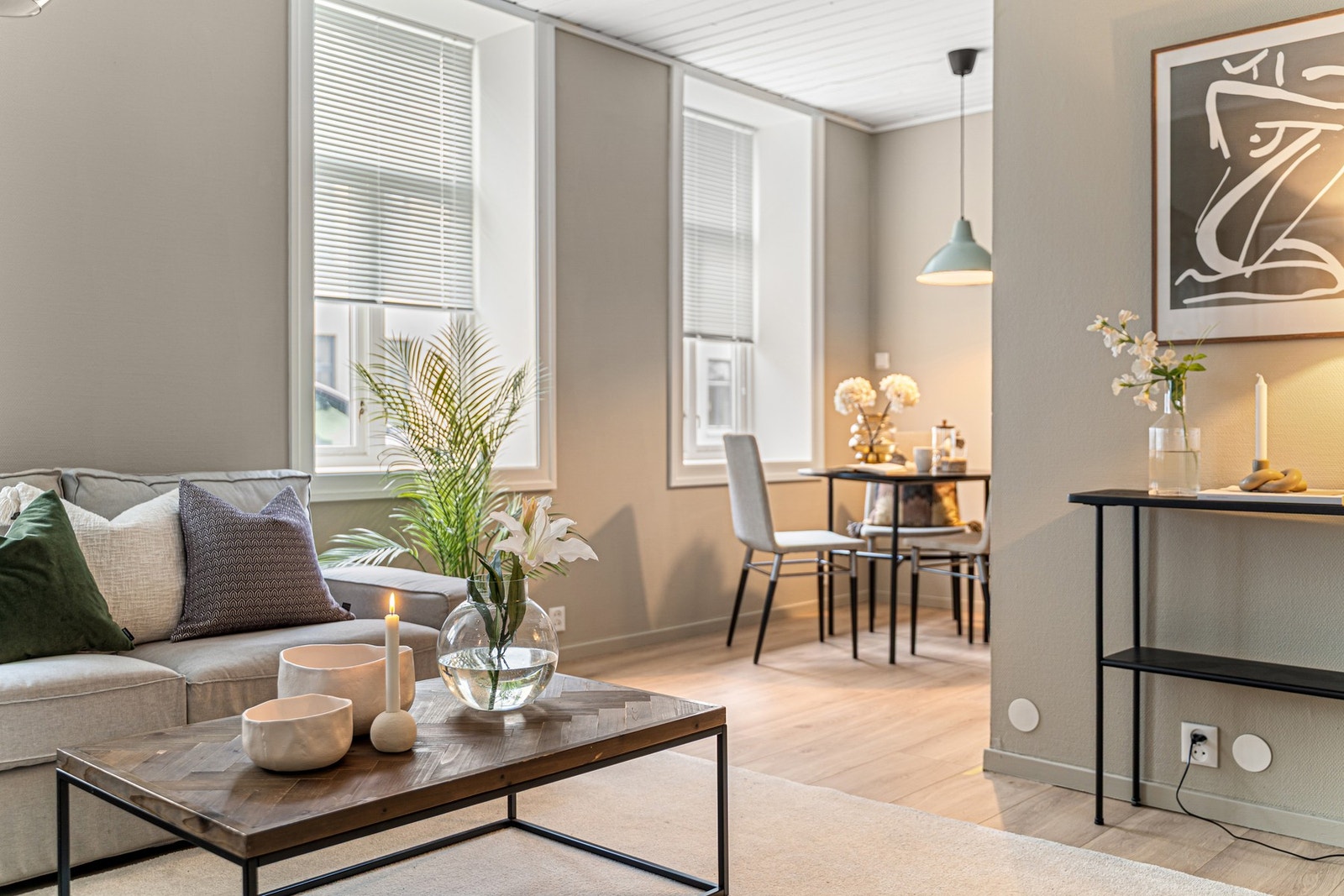 Leiligheten har en romslig stue med god plass til sofagruppe og spisebord. Galleribilde