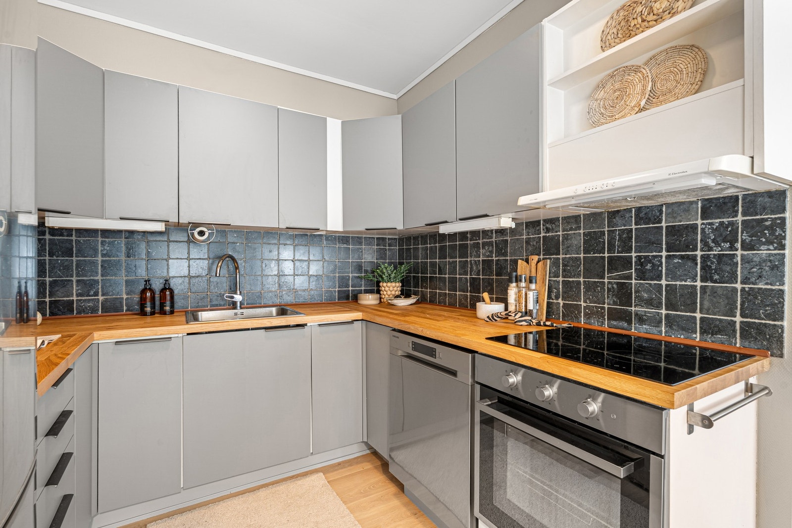 Pent kjøkken med mye skap-og benkeplass. Det ble skiftet ny benkeplate i 2025. Galleribilde