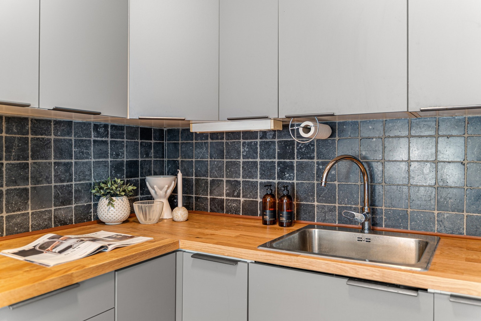 I følge forrige eier ble følgende oppgraderinger utført i 2019: Nye skrog med platetopp og stekeovn samt nytt armatur over vask. Galleribilde