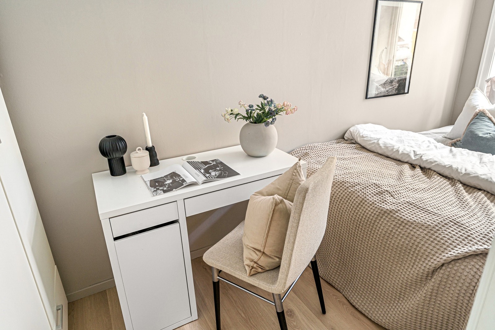 Det er plass til dobbeltseng, skrivepult samt et garderobeskap. Galleribilde