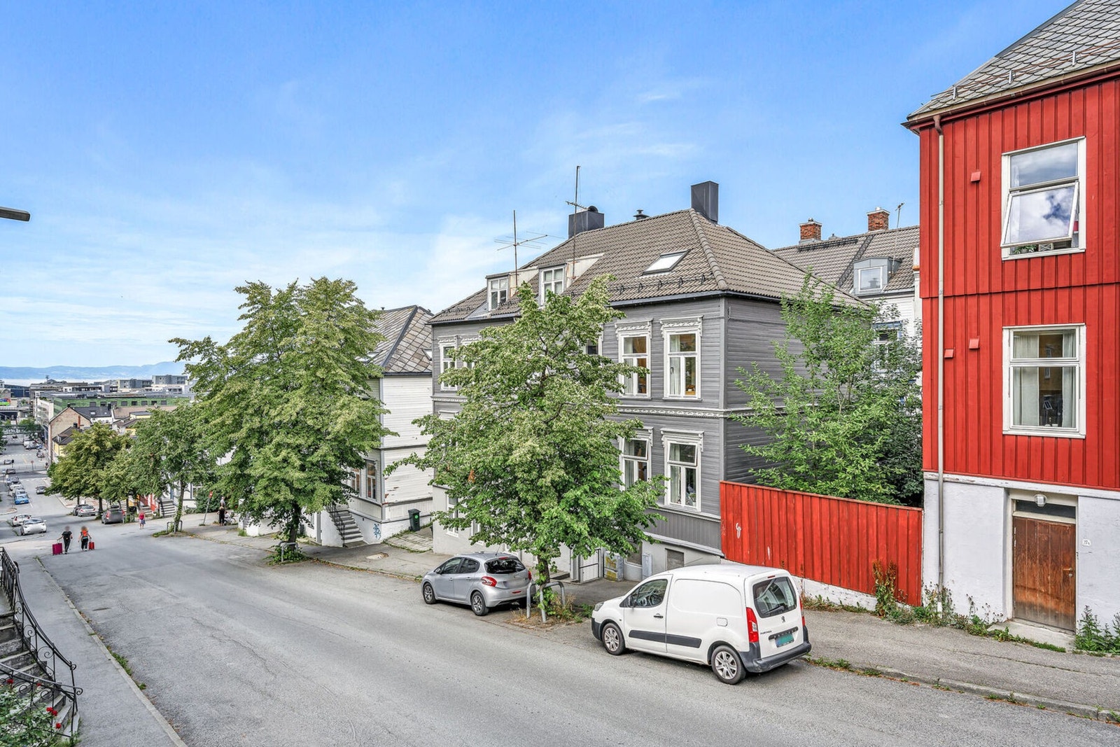 Fra boligen er det kort avstand til det aller meste du trenger, med flere dagligvarebutikker, gode shoppingmuligheter og et pulserende restaurant- og uteliv. Galleribilde