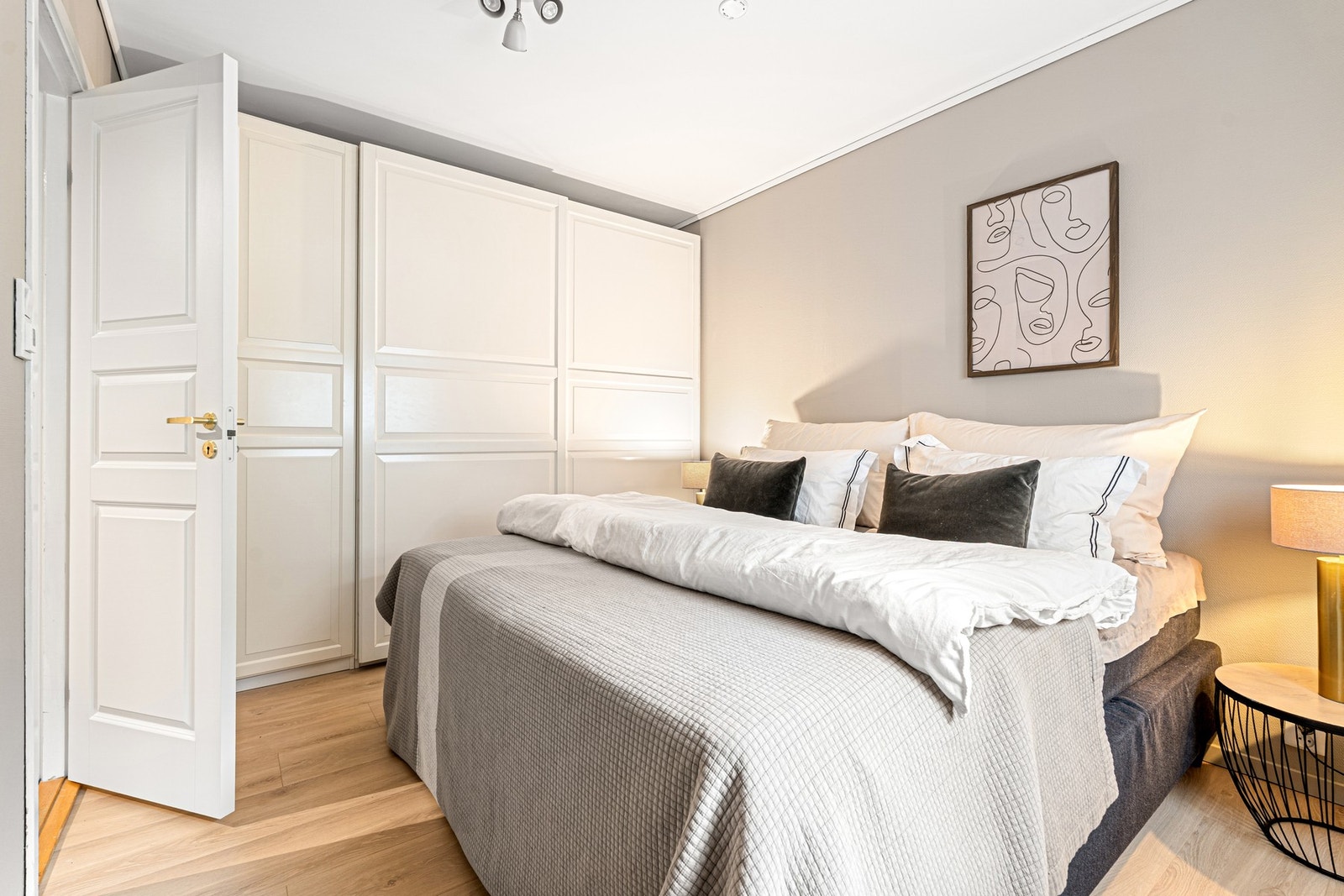 Det er god plass til dobbeltseng og garderobeskap. Galleribilde