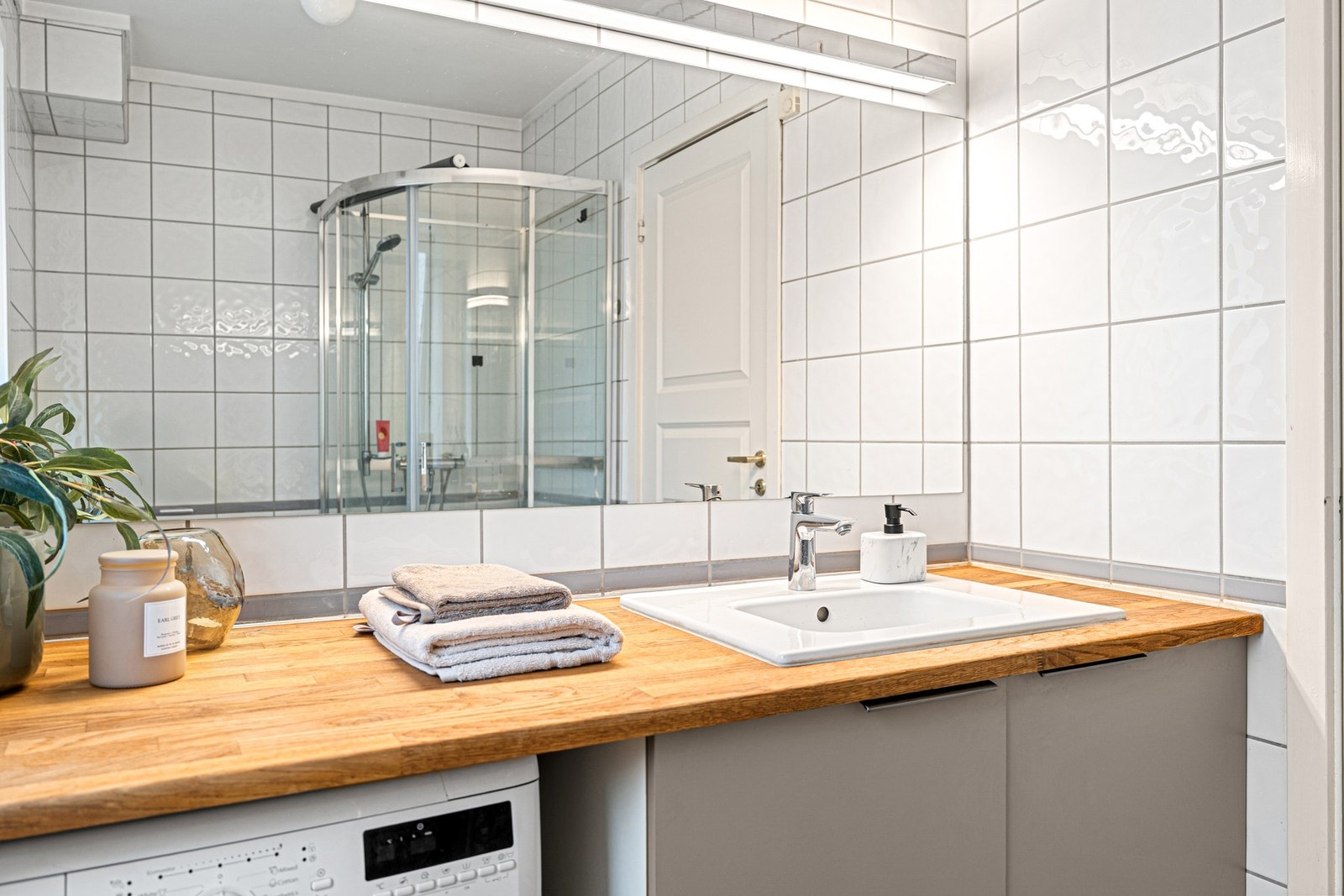 Badet ble oppgradert med nytt dusjhjørne og baderomsinnredning i 2019 i følge forrige eier. Galleribilde