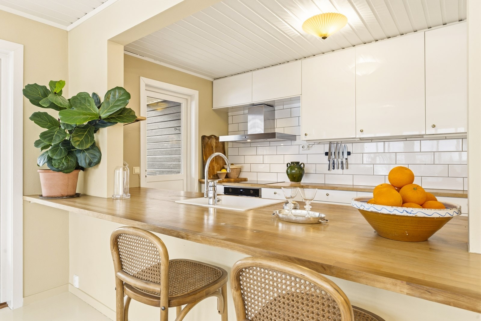 Pent velholdt kjøkken med direkte utgang til veranda/hage Galleribilde