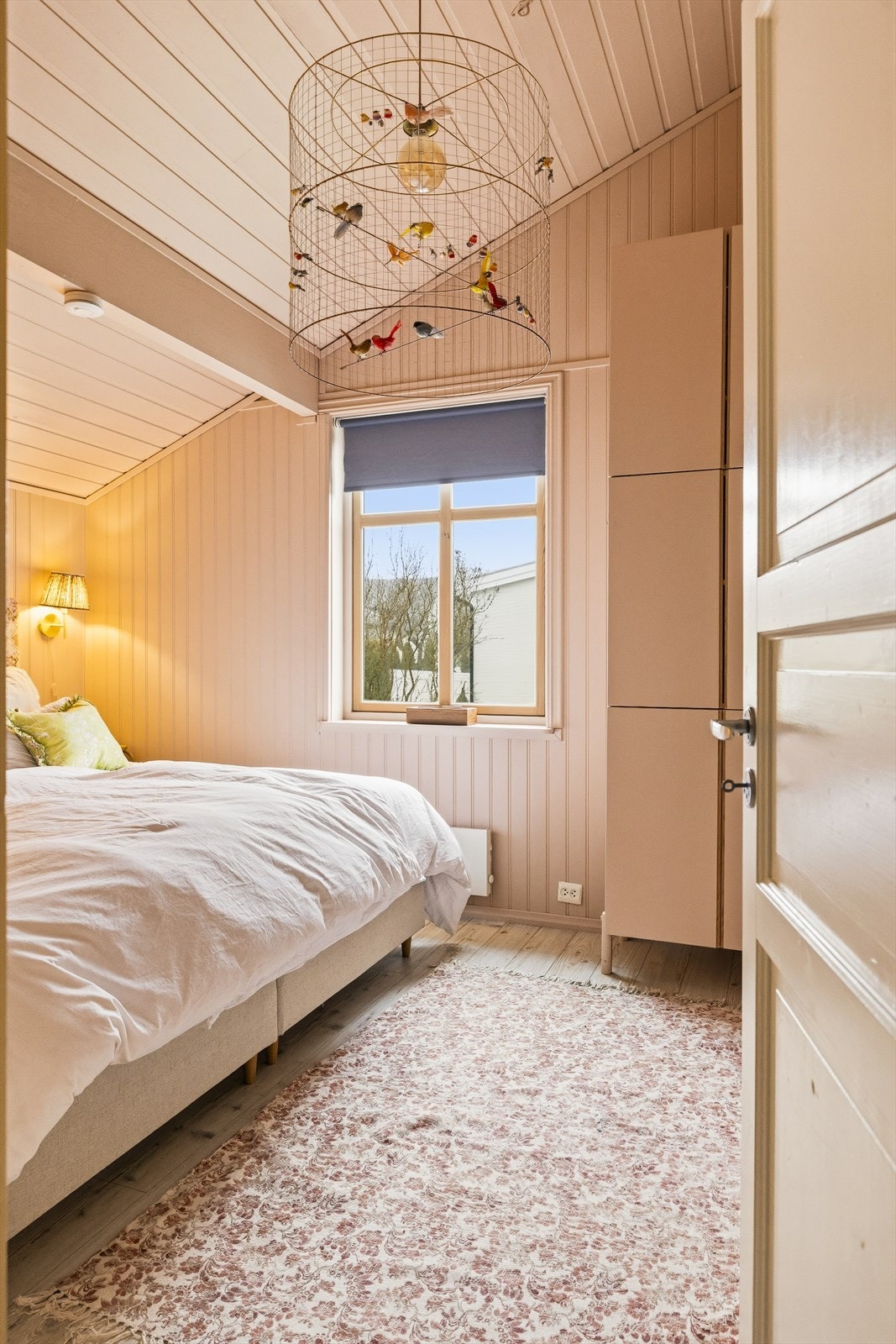 Hovedsoverom. Alle soverom i 1. etasje vender mot nordvest Galleribilde