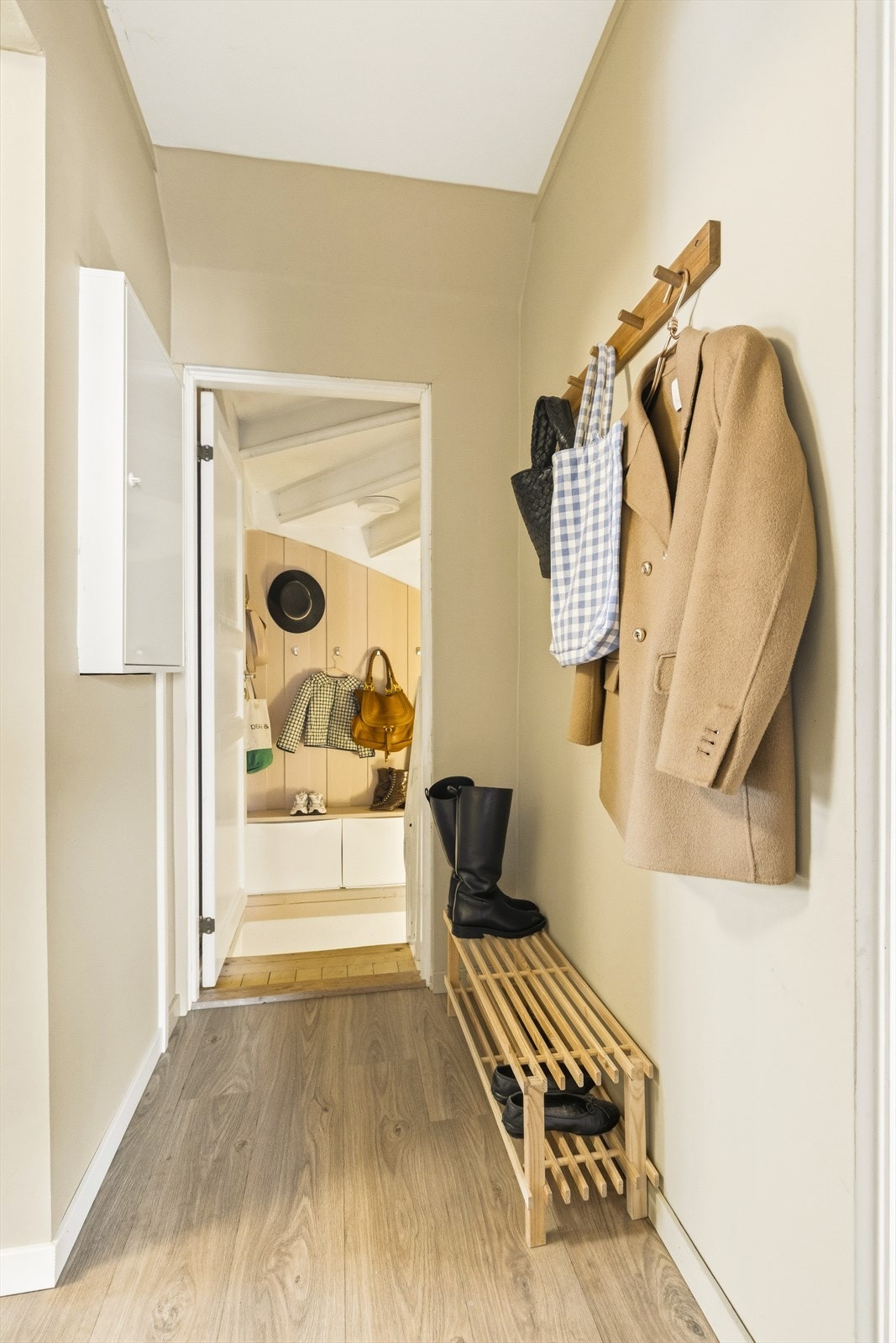 Helt nytt sikringsskap i boligen fra 2024. Dokumentasjon foreligger. Innvendig tapp ned til underetasje Galleribilde