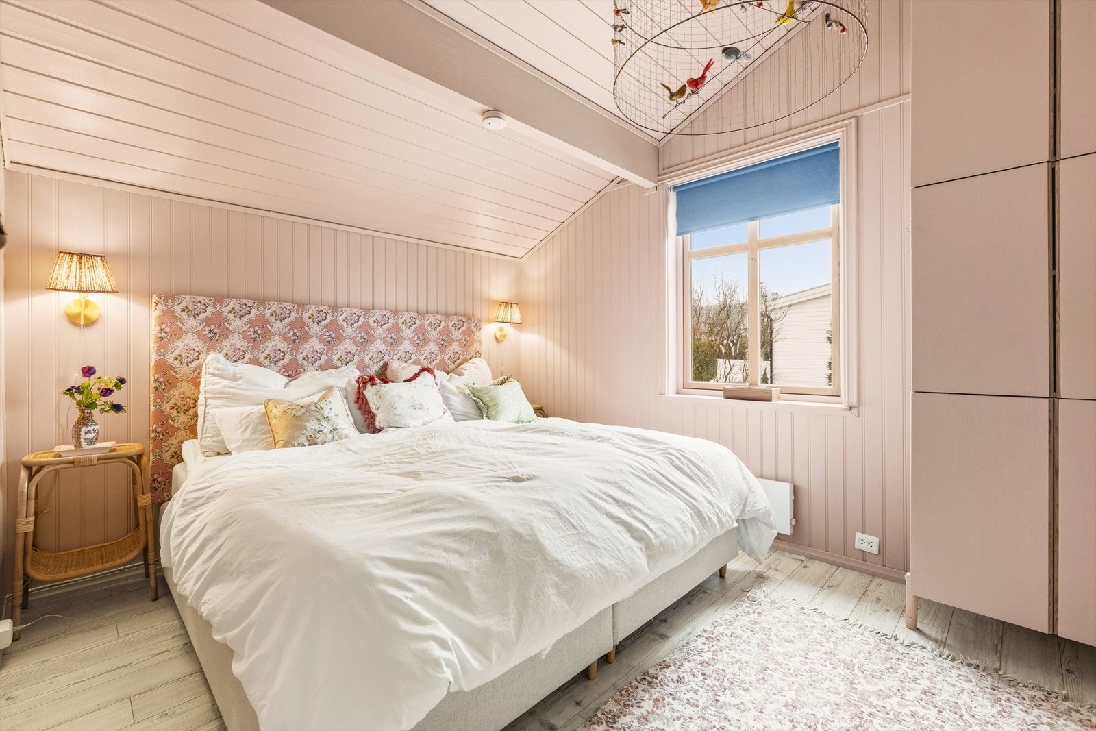 Sengen på bildet er 210x210 cm Galleribilde