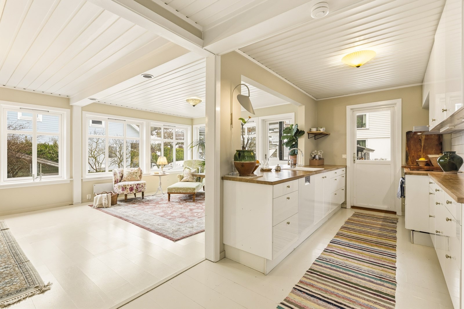 Rommet vender sydvest og har godt med naturlig lys Galleribilde