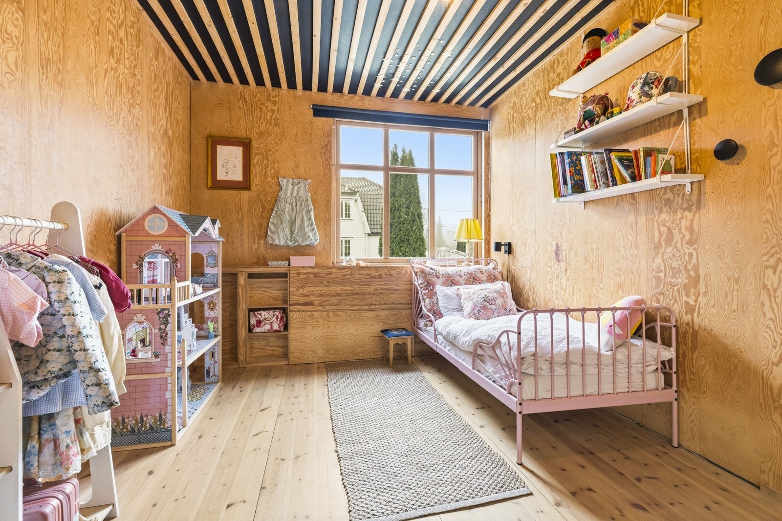 Soverom 2. Smart sengegavl med bokhylle. Vegger med hvitlakket finèr Galleribilde