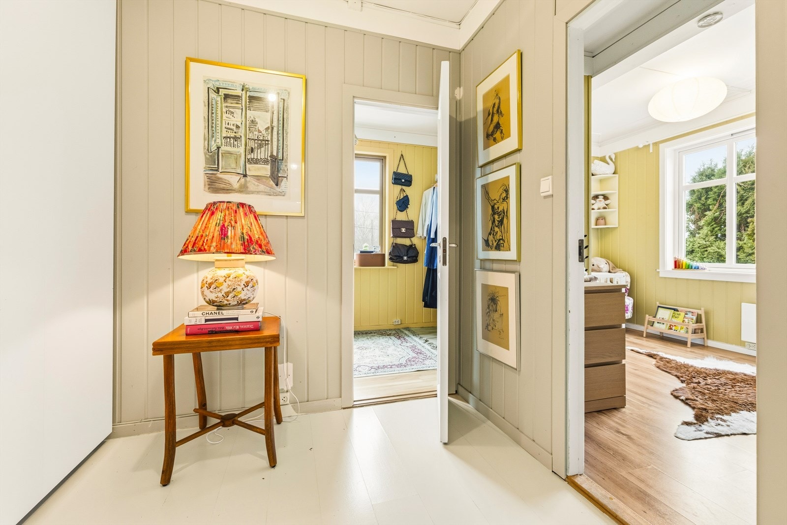 Mellomgang med romslig skyvedørsgarderobe til venstre i bildet Galleribilde