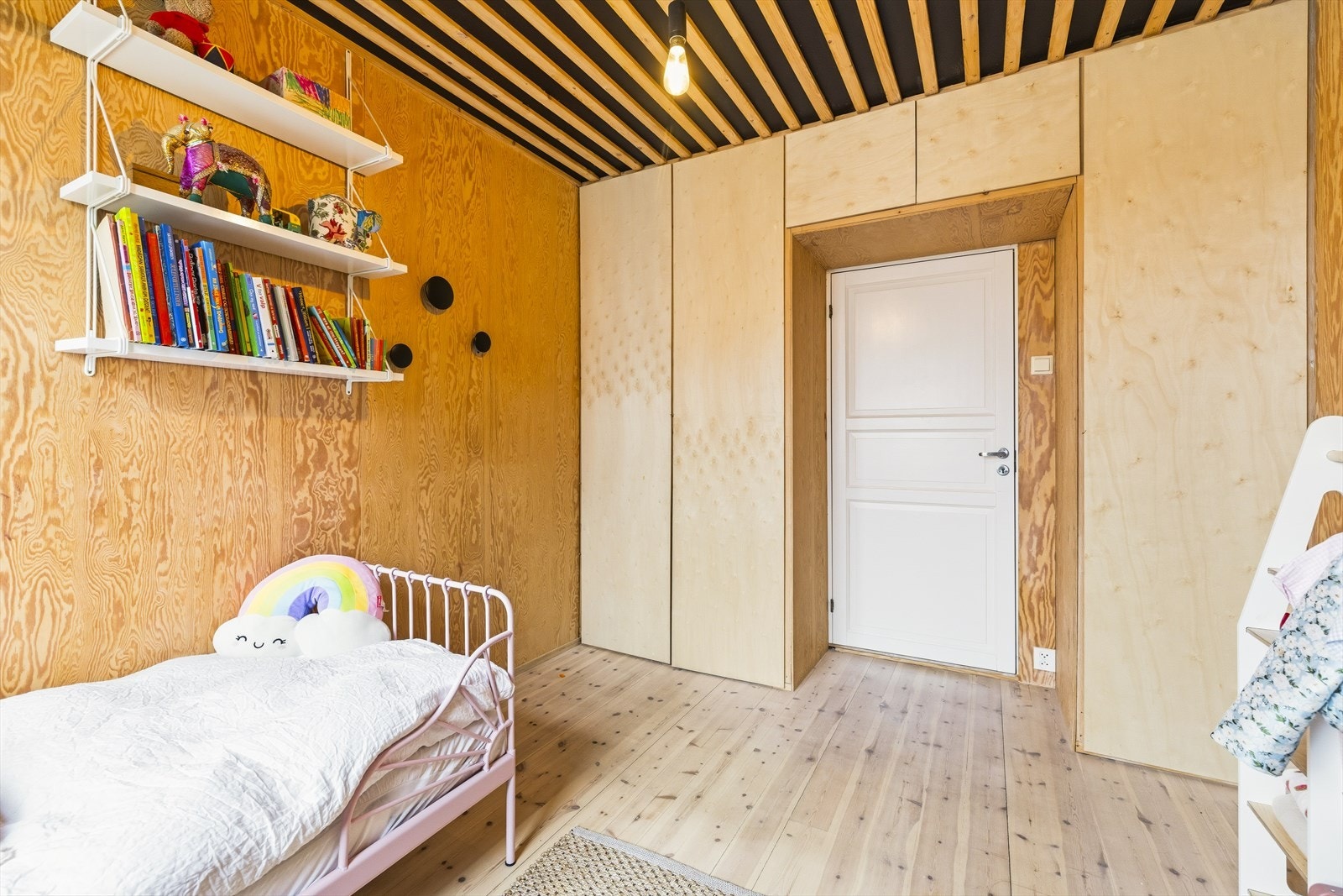 Plassbygde skap hvor det er godt med lagringsplass Galleribilde